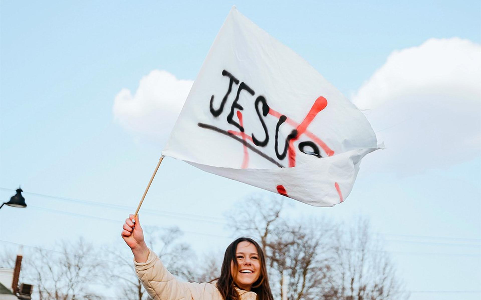 Frau hält Jesus-Flagge