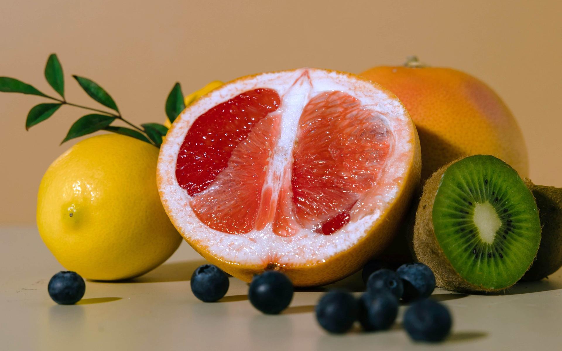 eine-grapefruit-kiwi-zitrone-und-blaubeeren-auf-einem-tisch