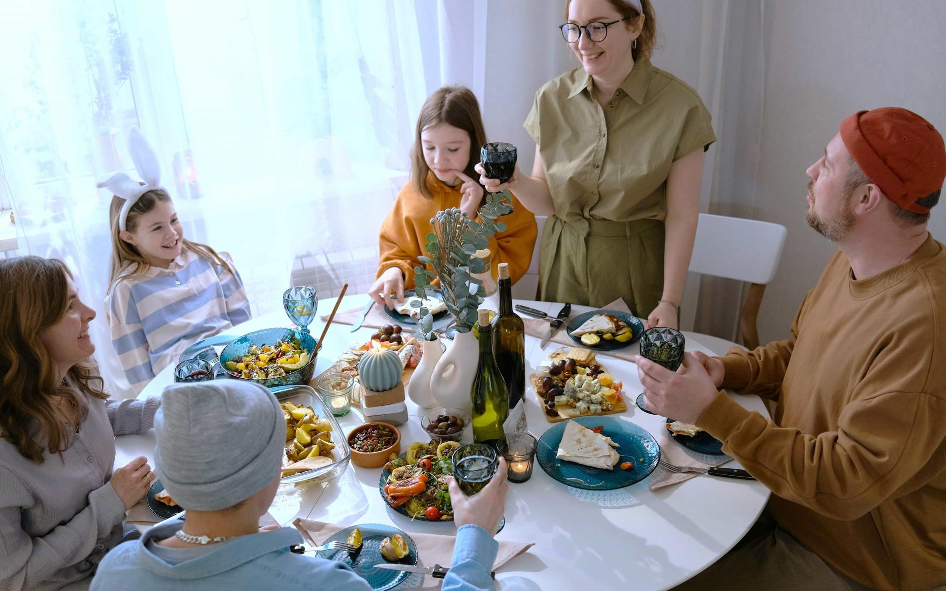 familie-am-tisch