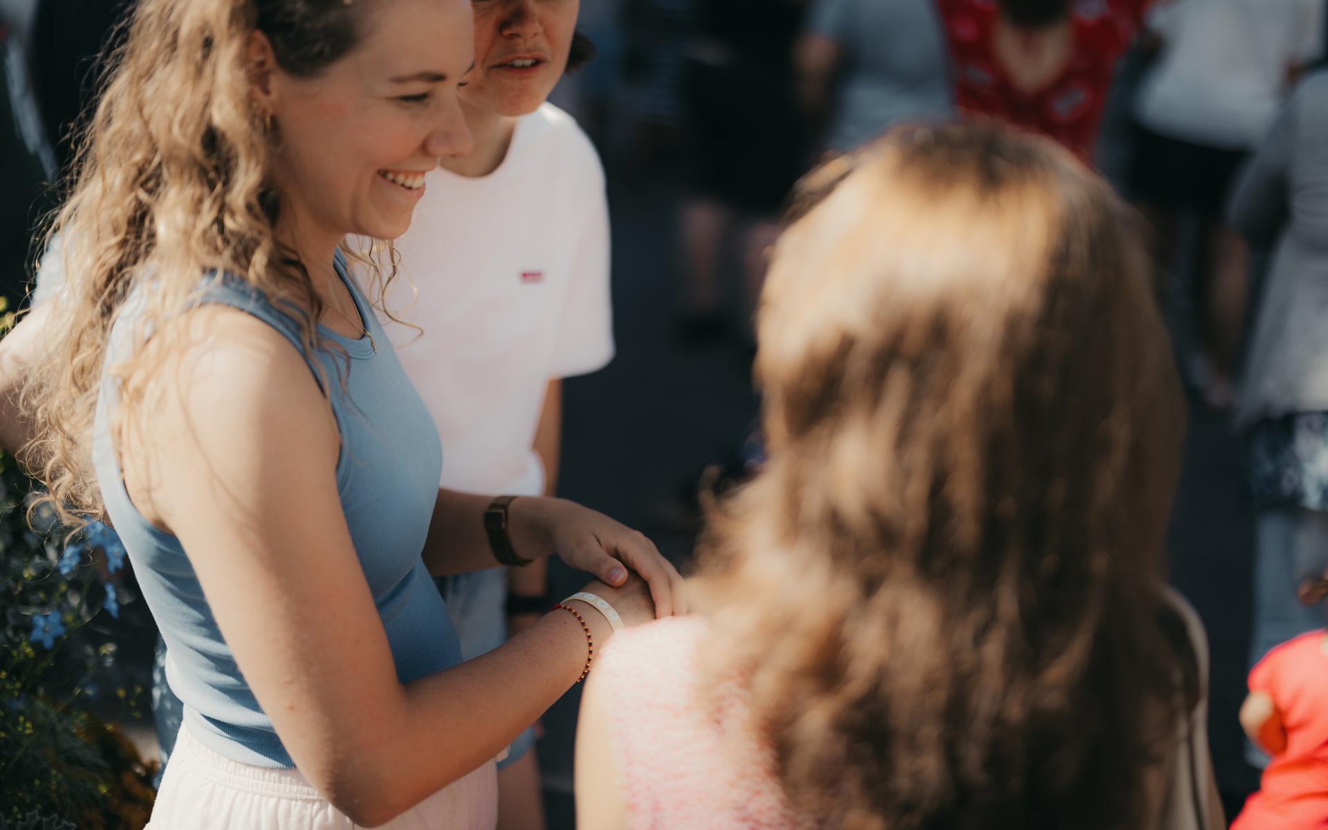 Gruppe von Frauen am Evangelisieren