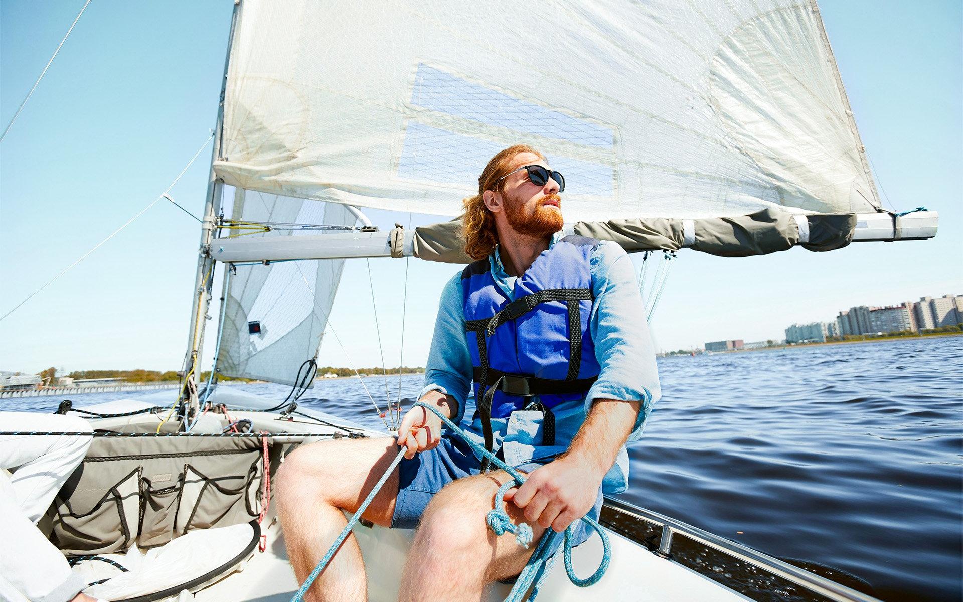 Mann auf Segelboot