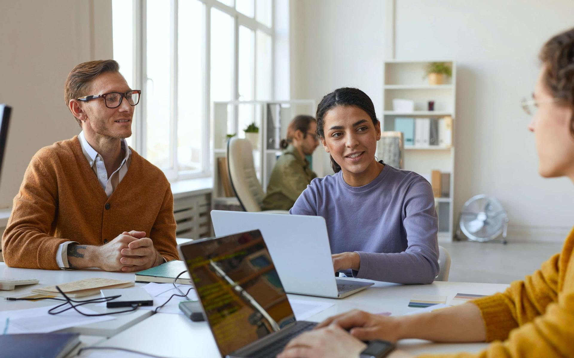 gemischte-gruppe-arbeitet-an-laptops