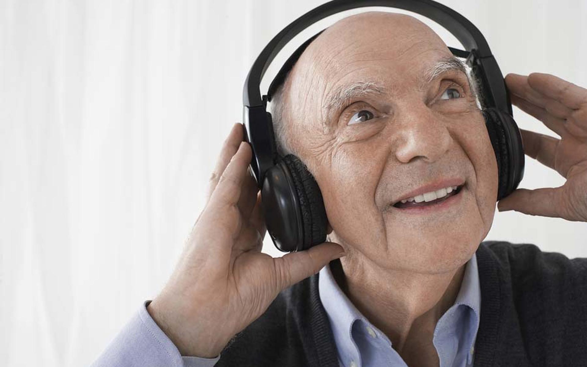 Senior beim Musik hören (Bigstock: 48256199)