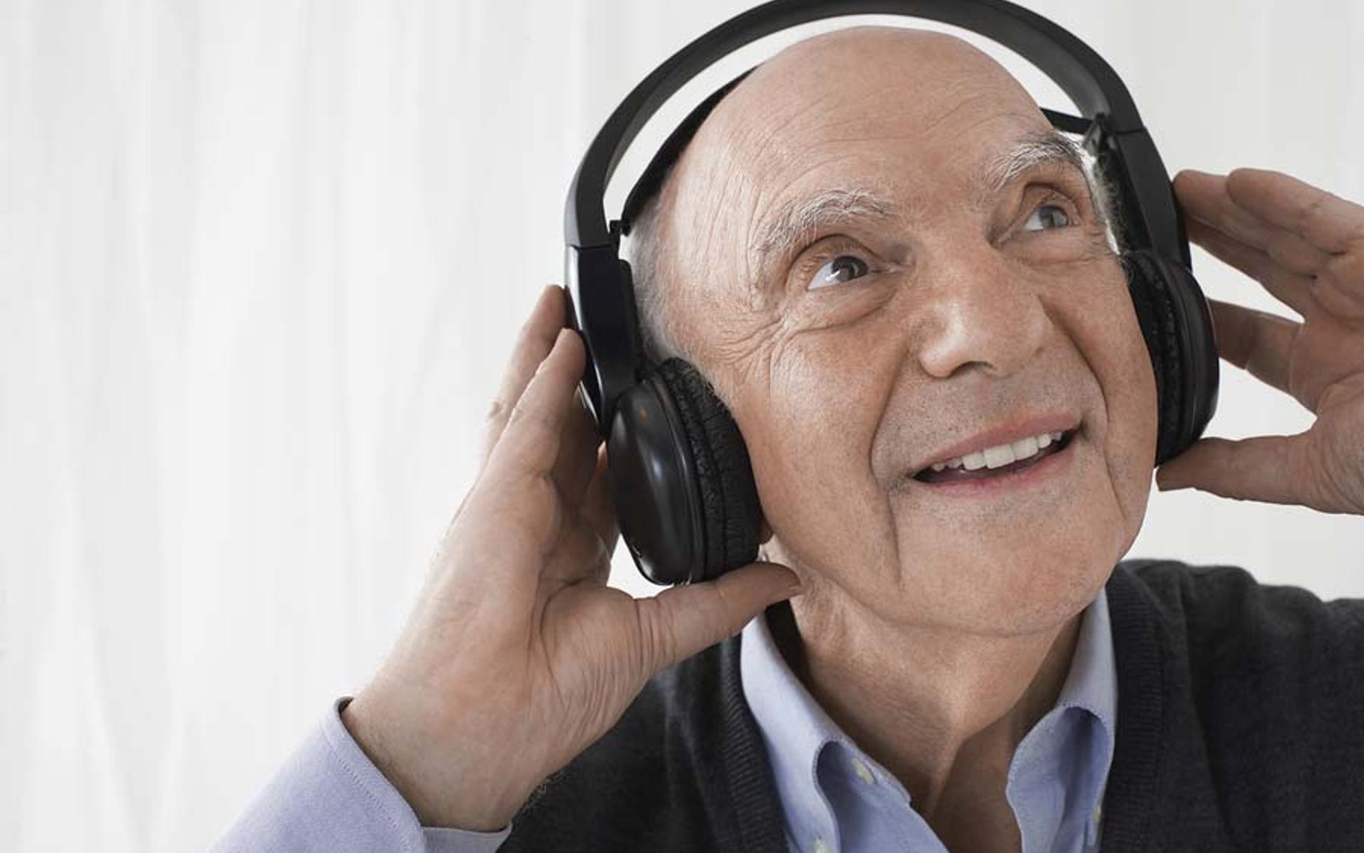 Senior beim Musik hören (Bigstock: 48256199)