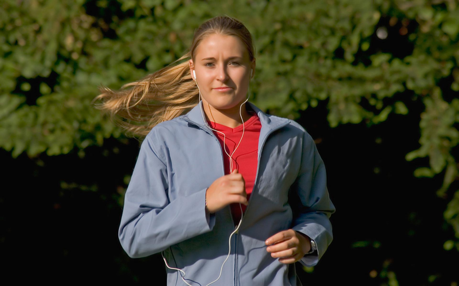 Eine Frau am joggen.
