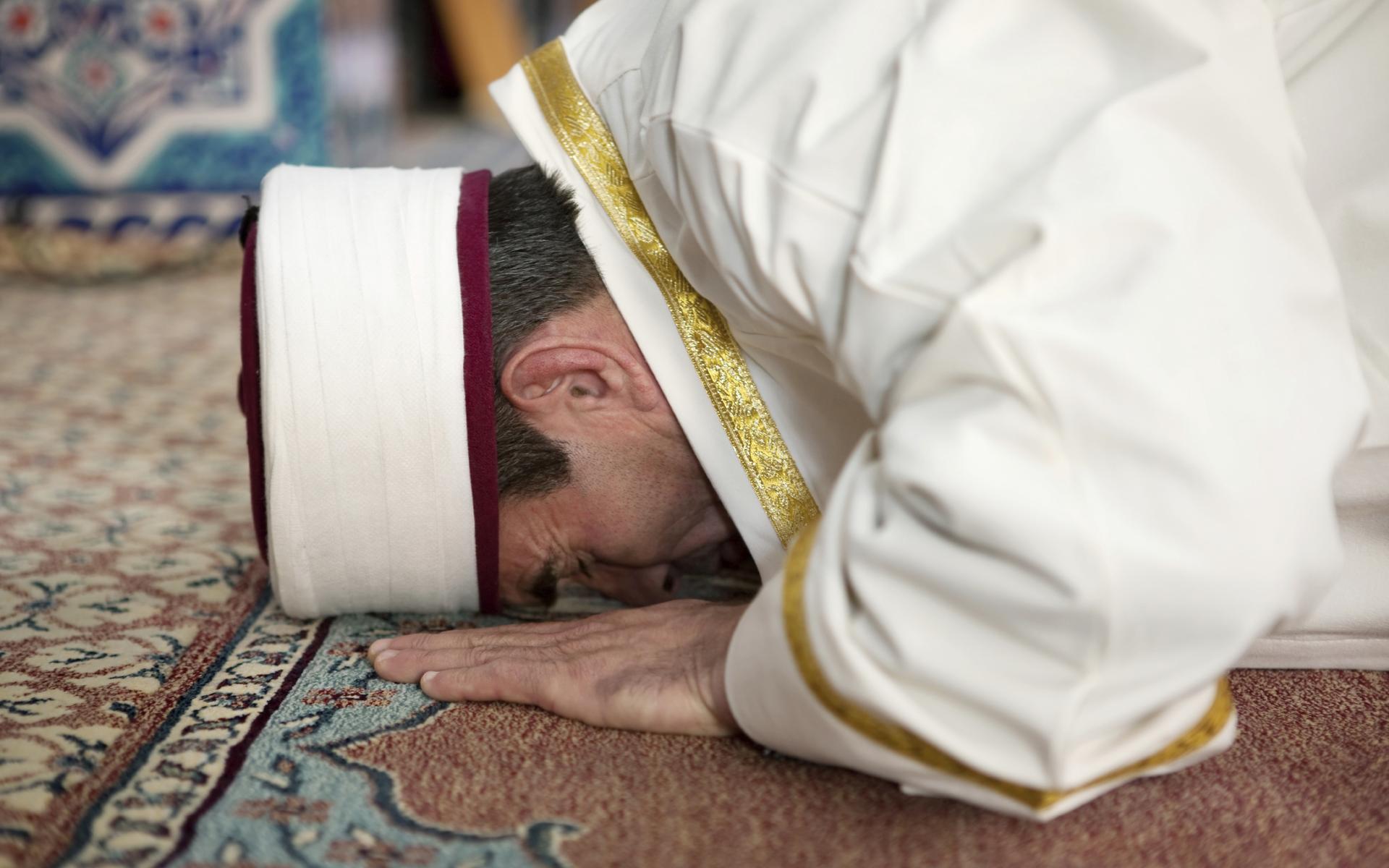 Imam betet in der Moschee