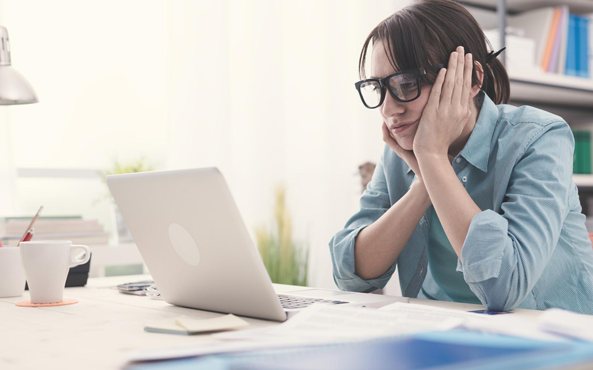 Frustrierte Frau vor Laptop