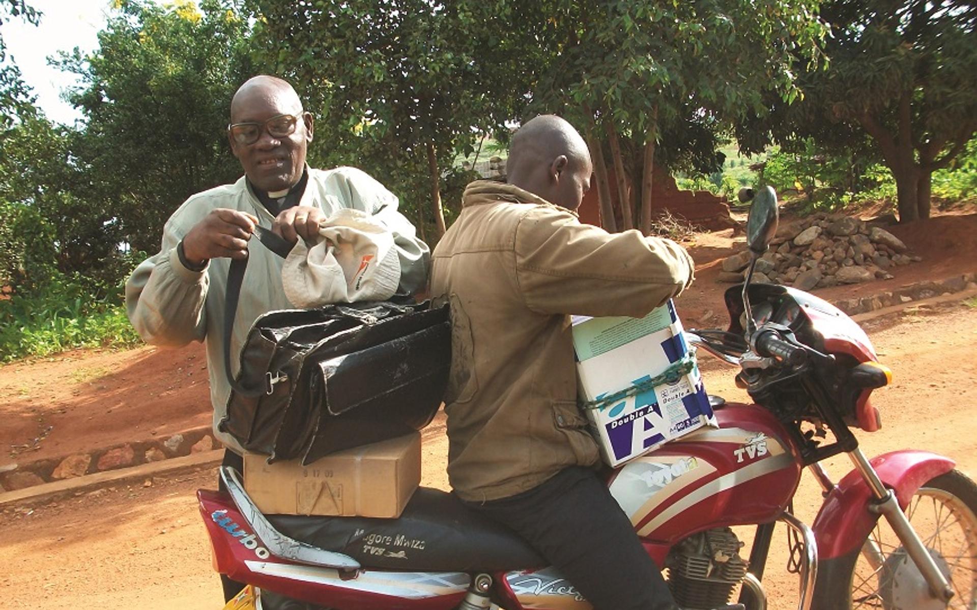 Missionare bringen evangelistische Literatur mit Motorrädern in abgelene Regionen in Burundi.
