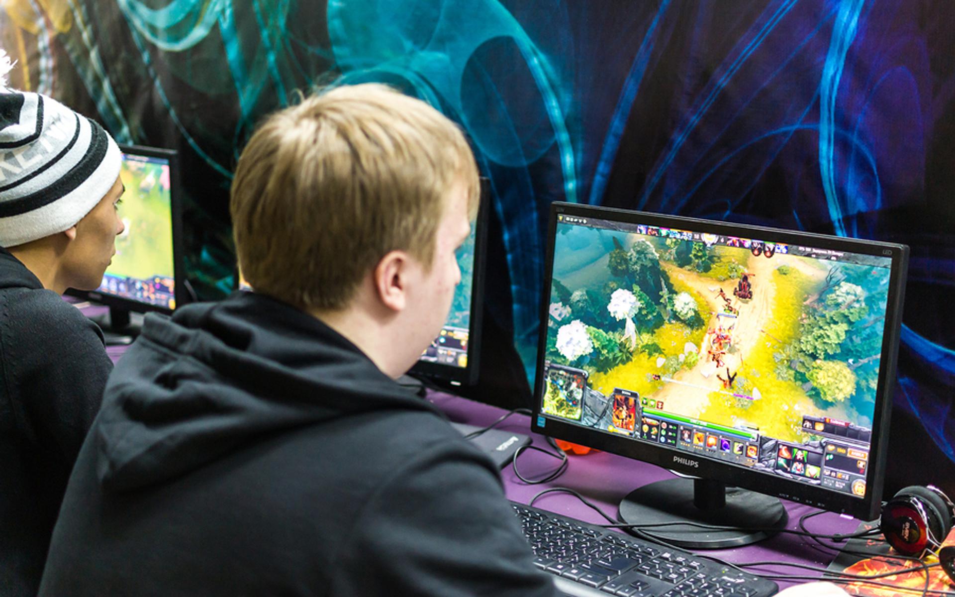 Teenager vor Computer am Gamen