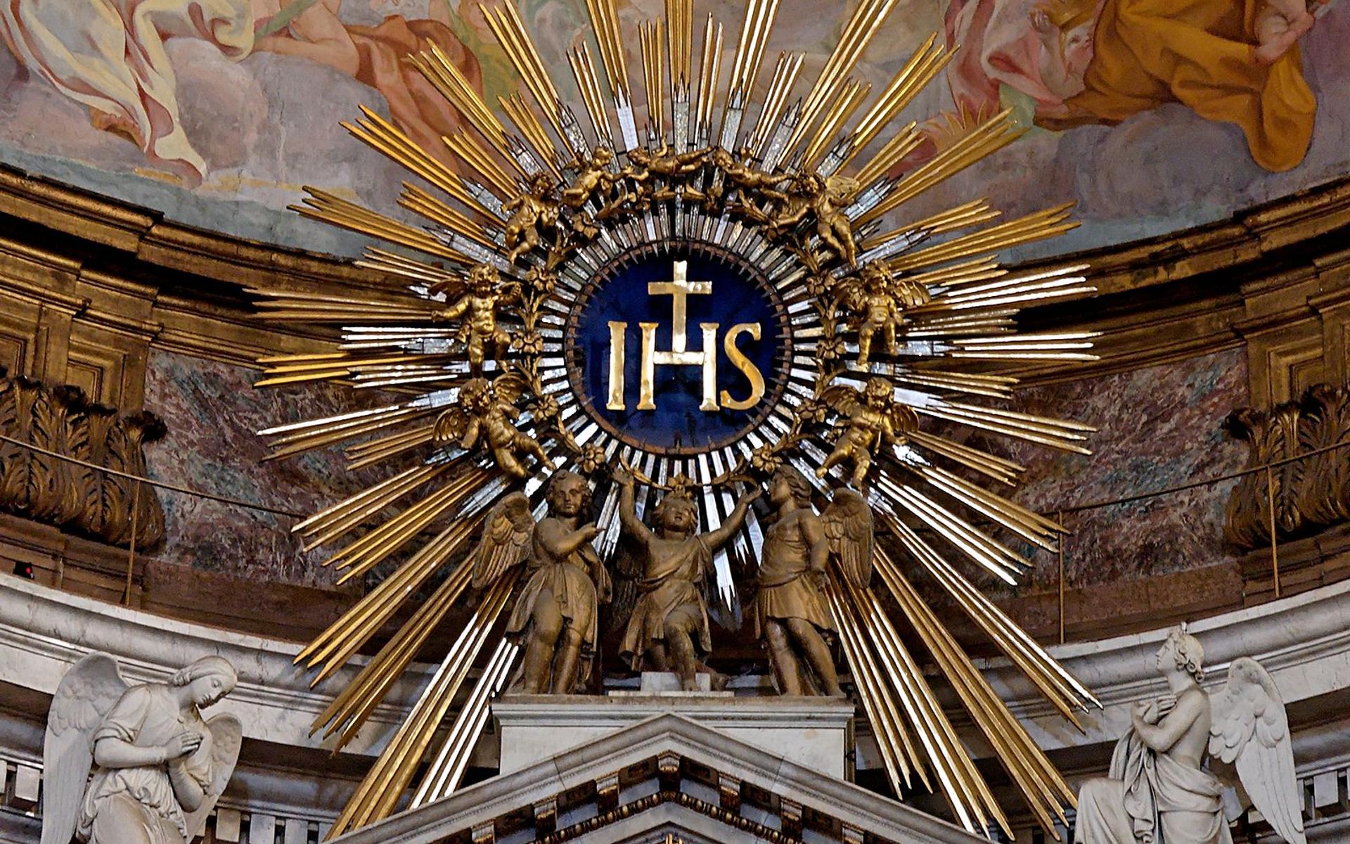 IHS-Monogramm an Altar in römischer Kirche