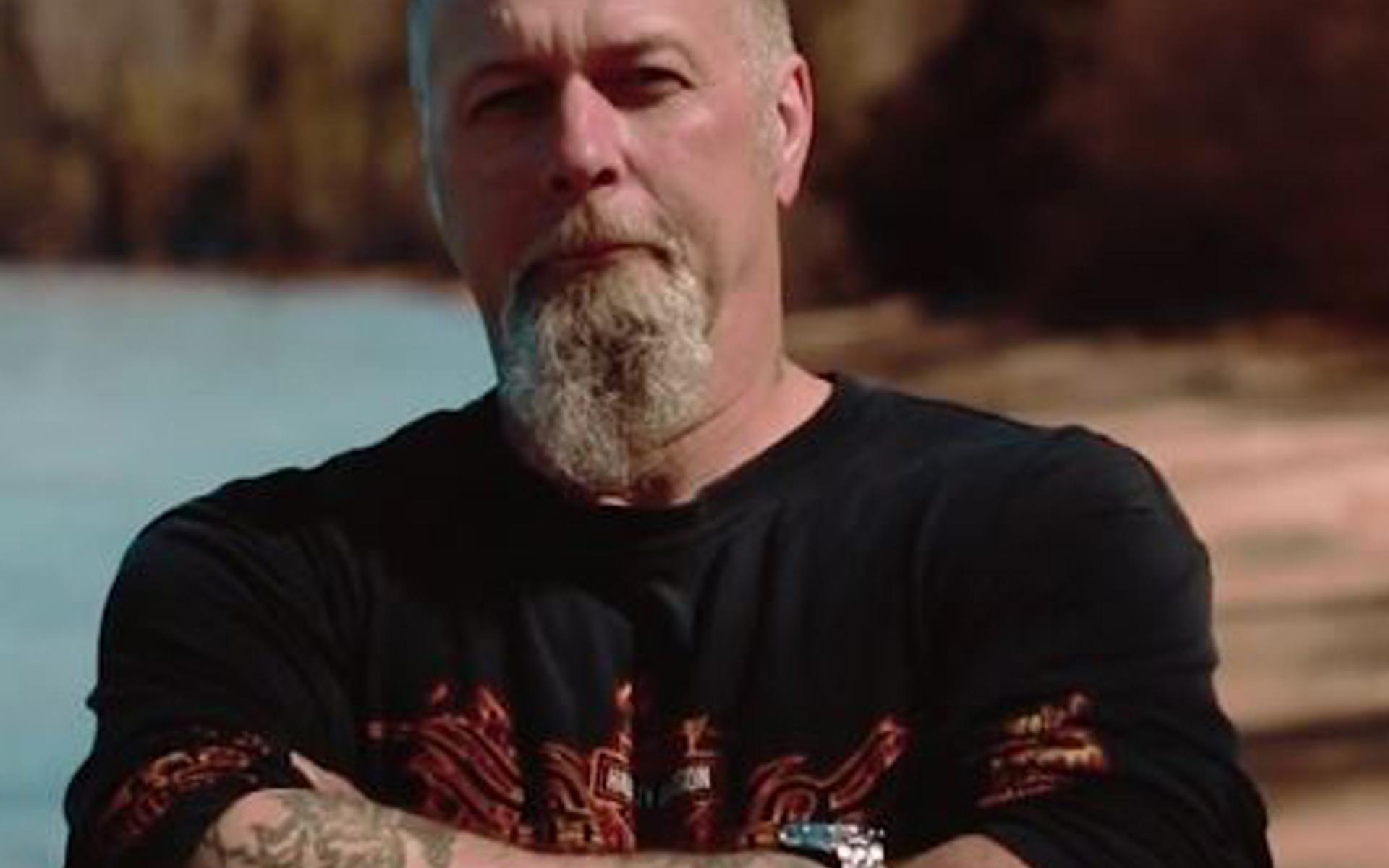 Brian mit Armtattoo «Set free» (Frei)