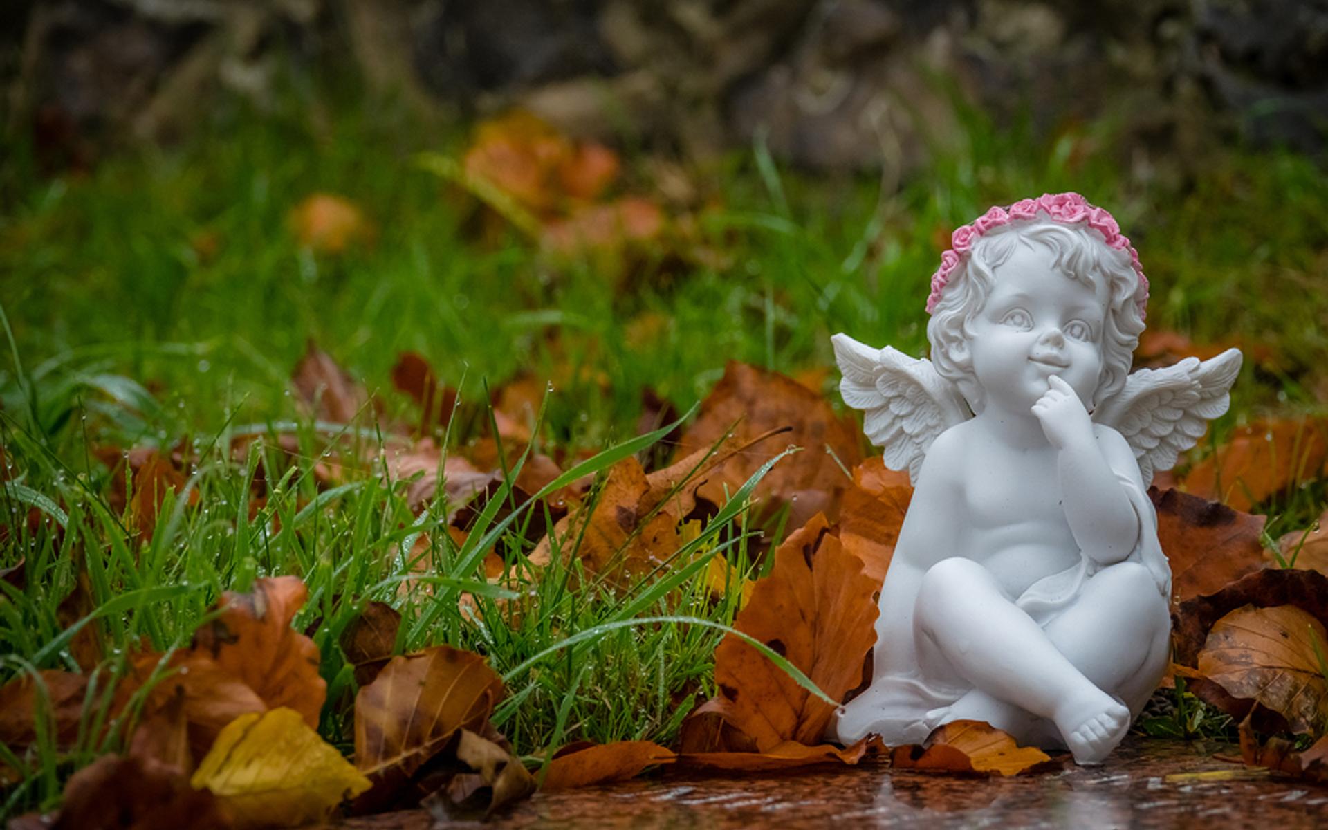 Engelfigur in herbstlicher Umgebung (Symbolbild)