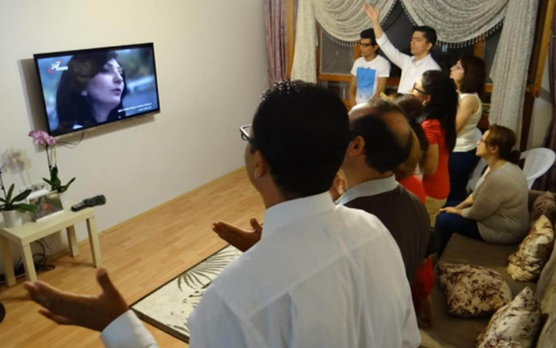 Iranische Christen schauen das TV-Programm von Sat-7