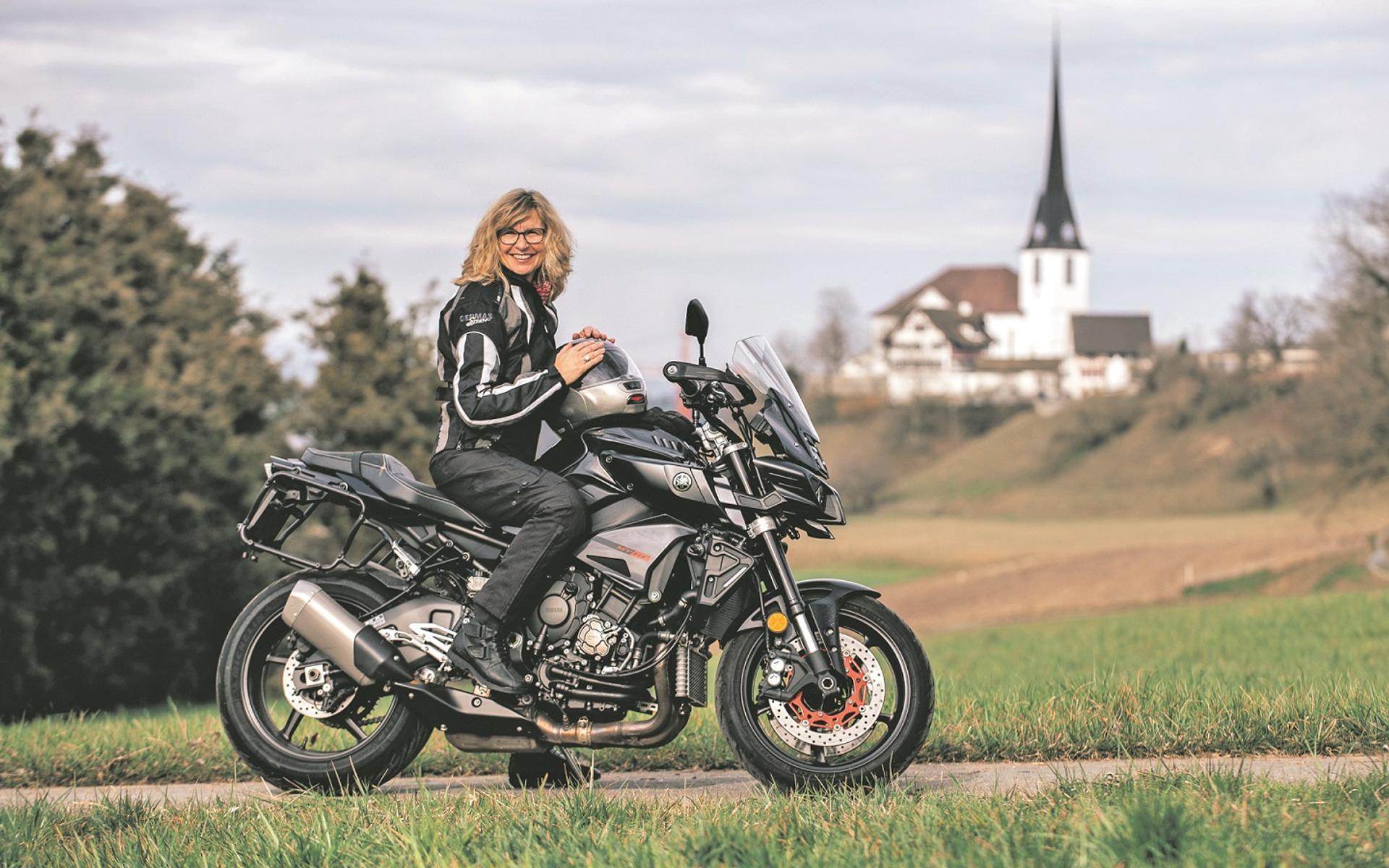 Ladina Spiess auf ihrem Töff