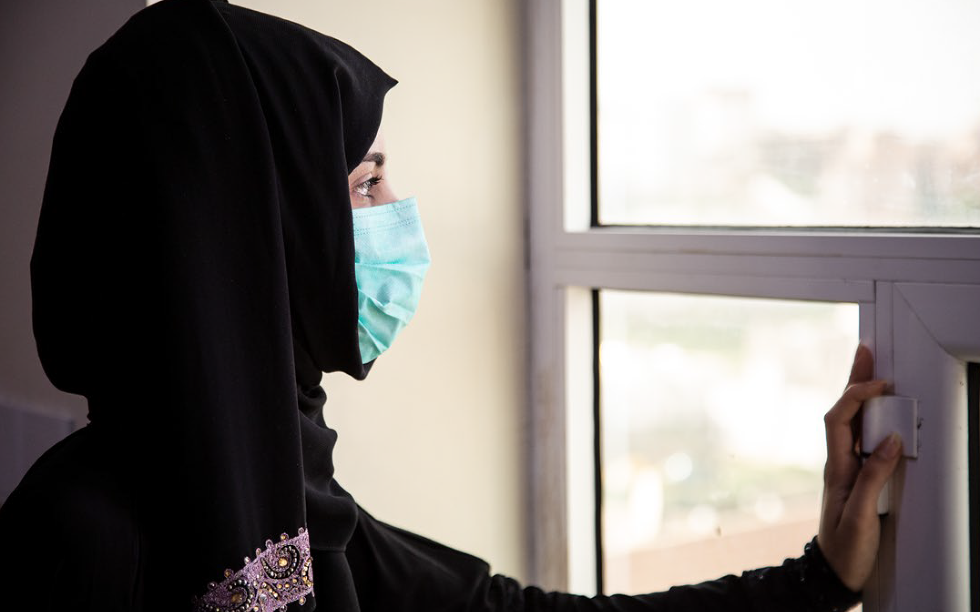 Muslimin mit Schutzmaske