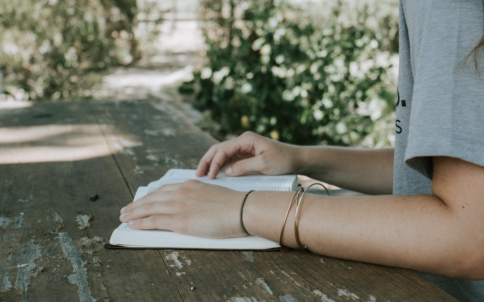 Frau mit Bibel