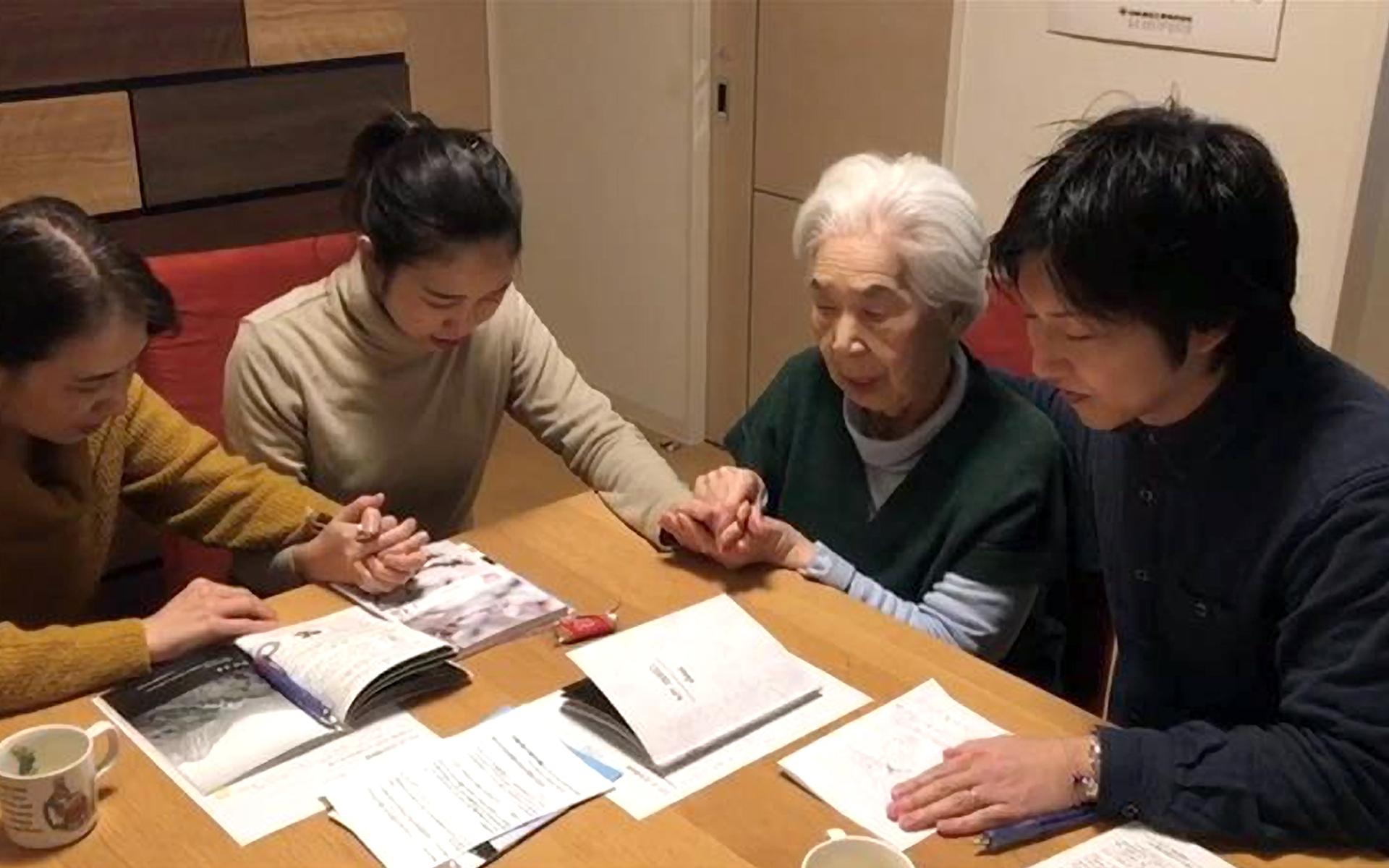 Diese ganze japanische Familie fand zum Glauben