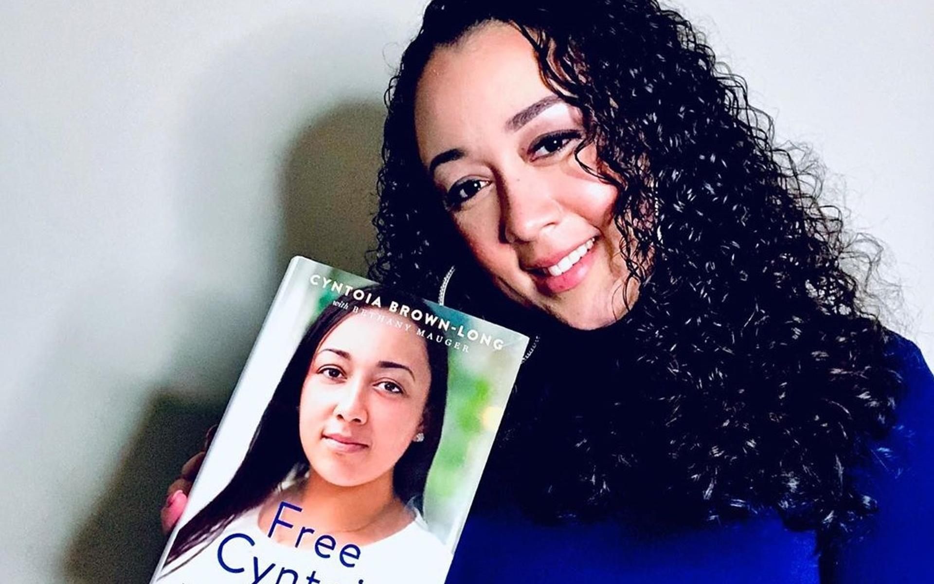Cyntoia mit ihrem Buch