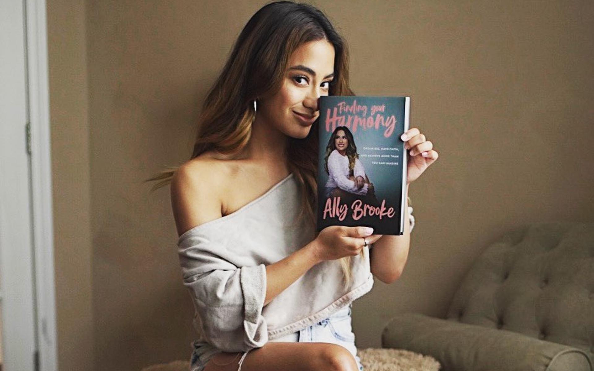 Ally Brooke mit ihrem Buch