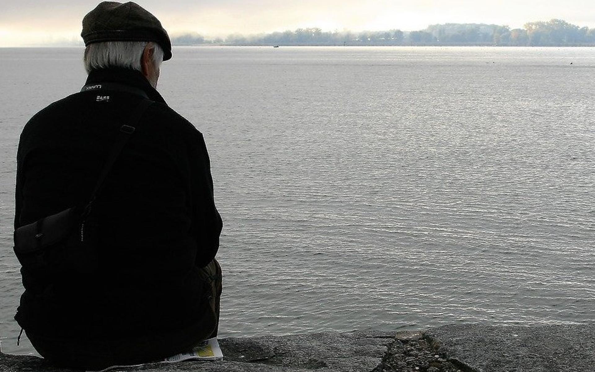 Einsamer Mann am Meer