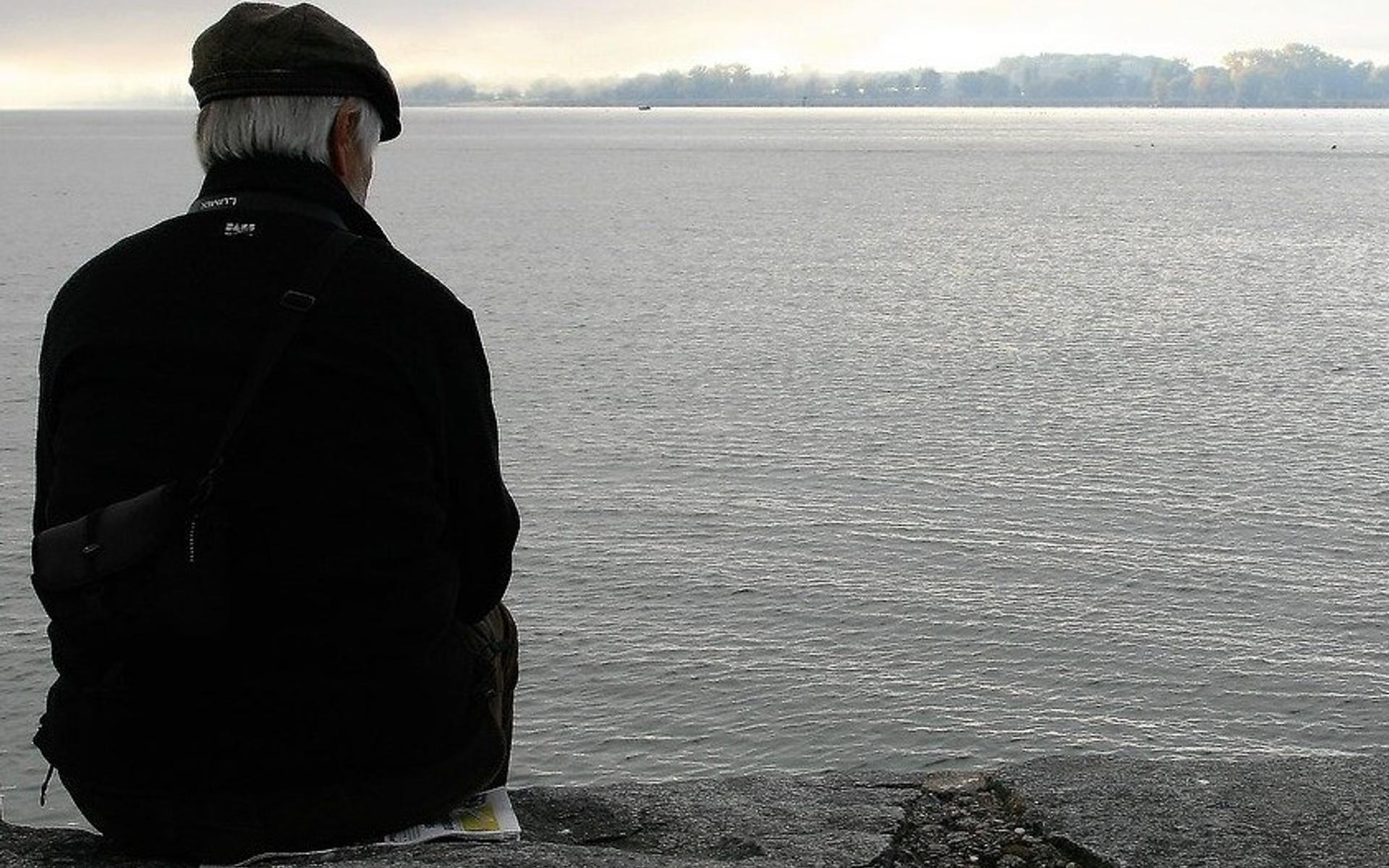 Einsamer Mann am Meer