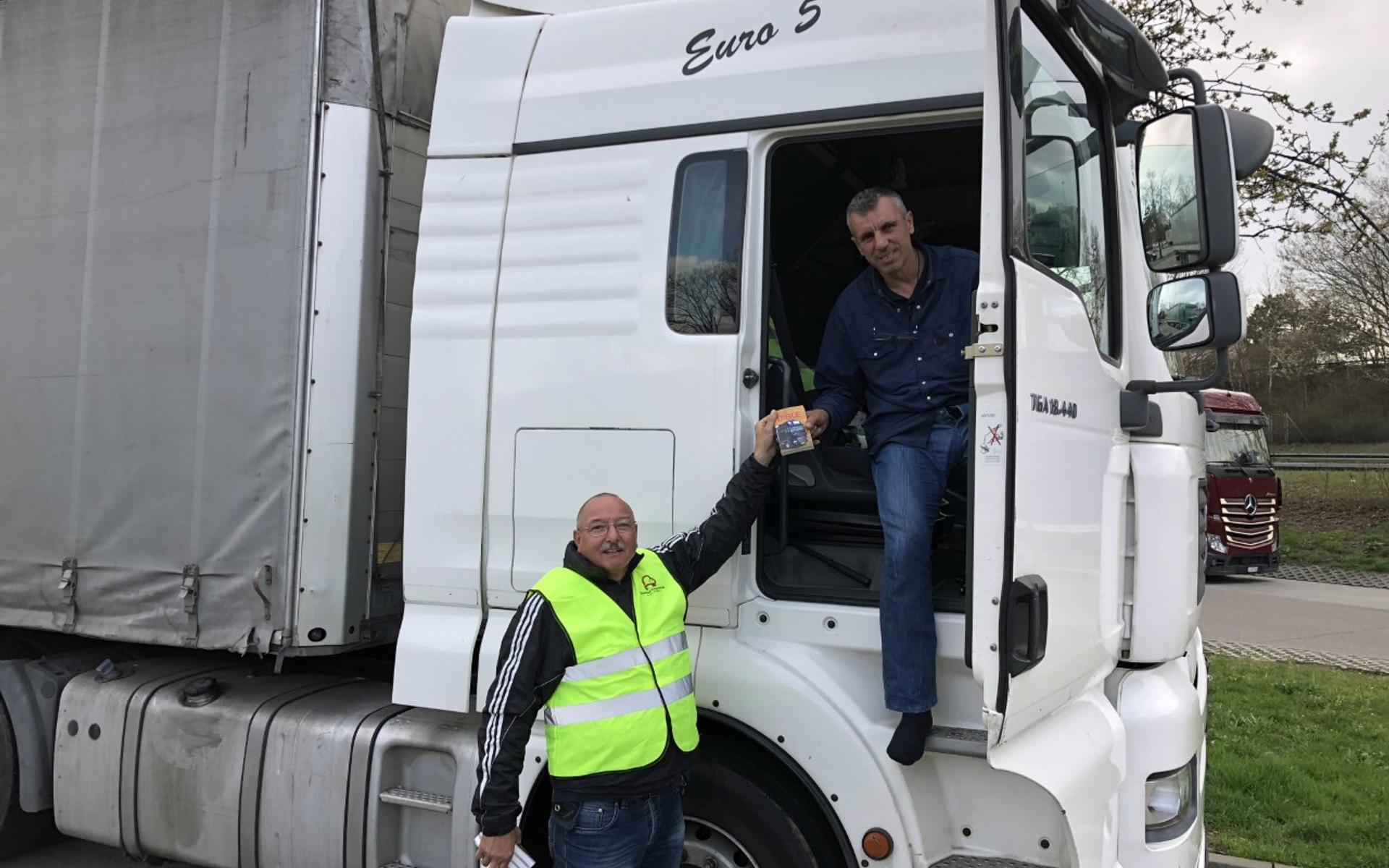 Urs verteilt Bibeln an Trucker-Fahrer