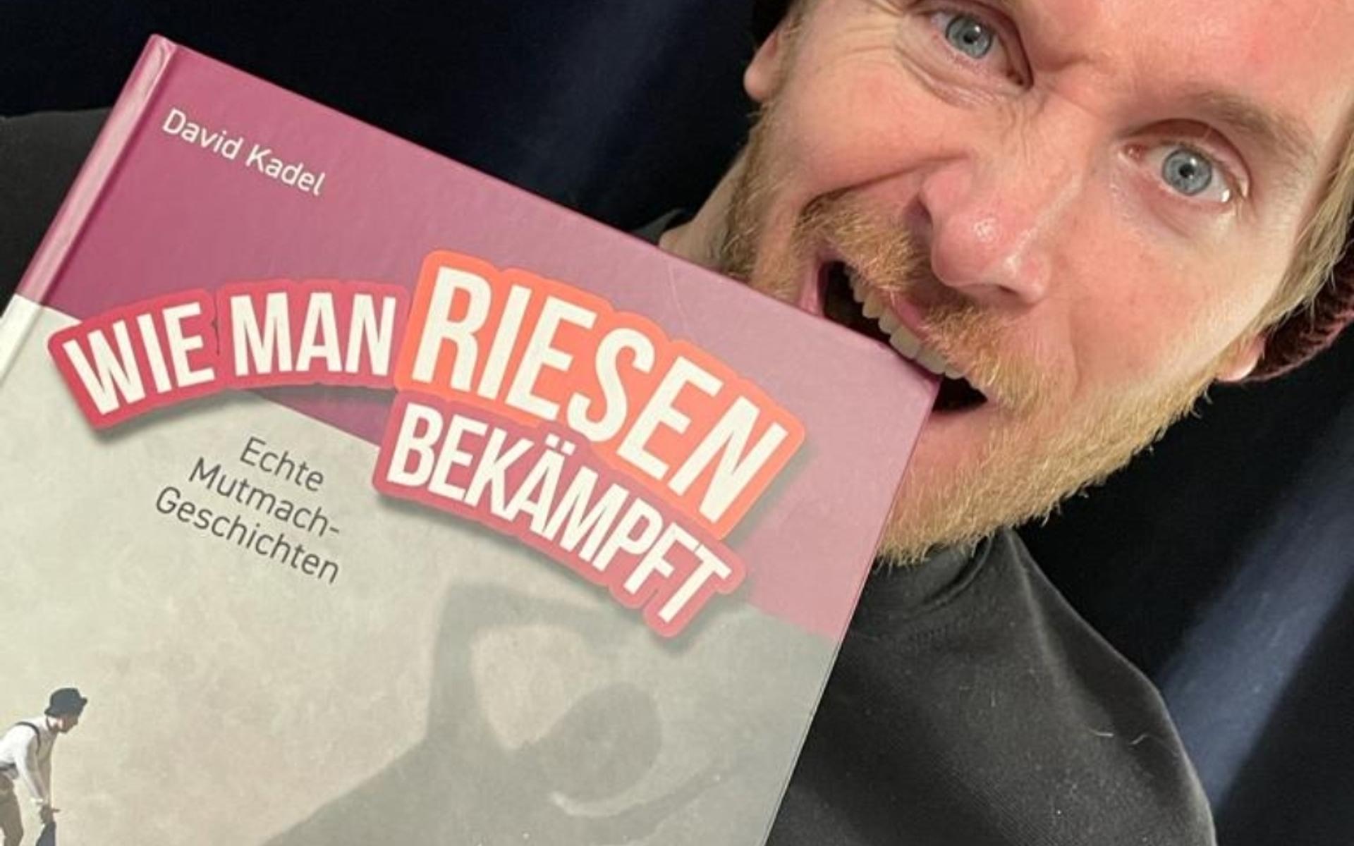 Samuel Koch mit der Erwachsenenausgabe von «Wie man Riesen bekämpft» 