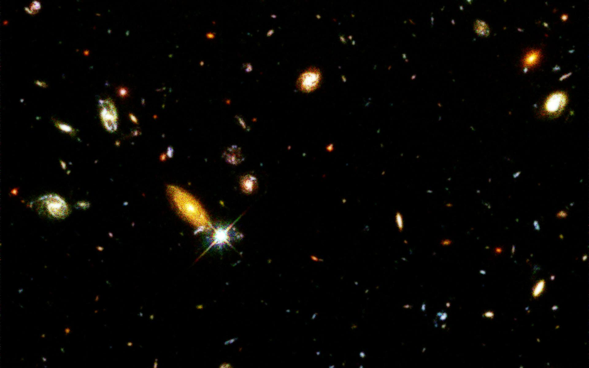 Aufnahme des Hubble-Teleskops zeigt etwa 1500 Galcien in einem kleinen Himmelsausschnitt.