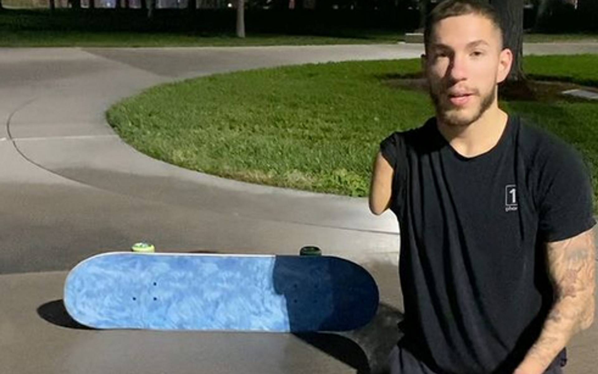 Nick mit seinem Skateboard