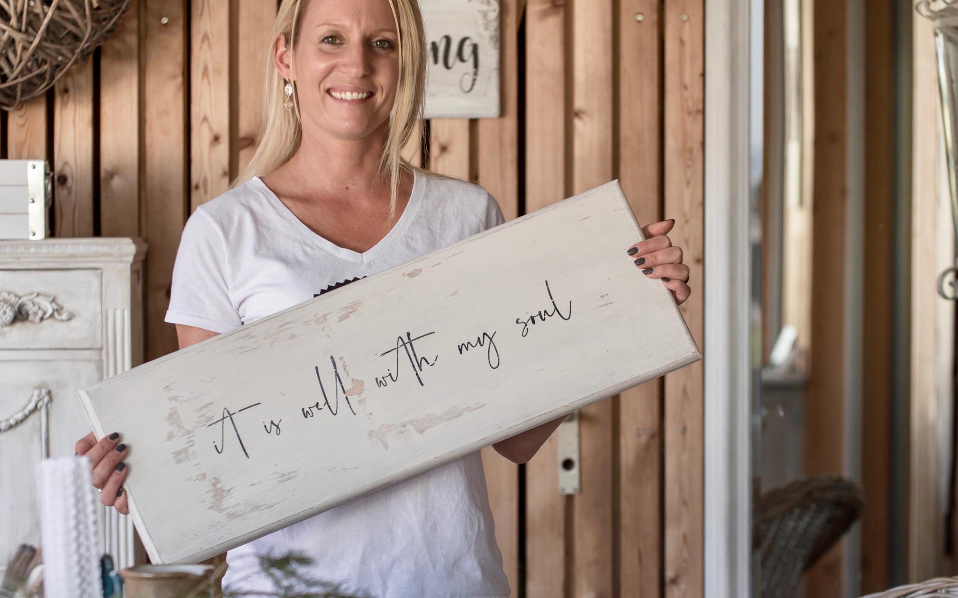 Melissa Forrer mit ihrem Holzschild «It is well with my soul»