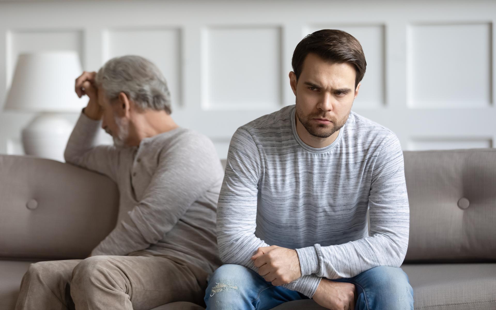Vater und Sohn nach einem Streit