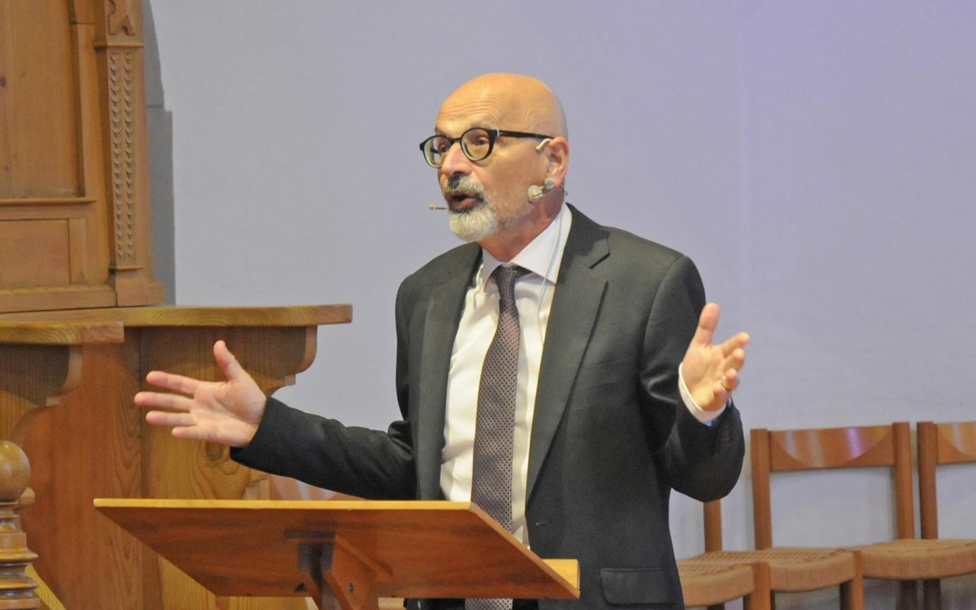 Max Hartmann beim Predigen in der Kirche