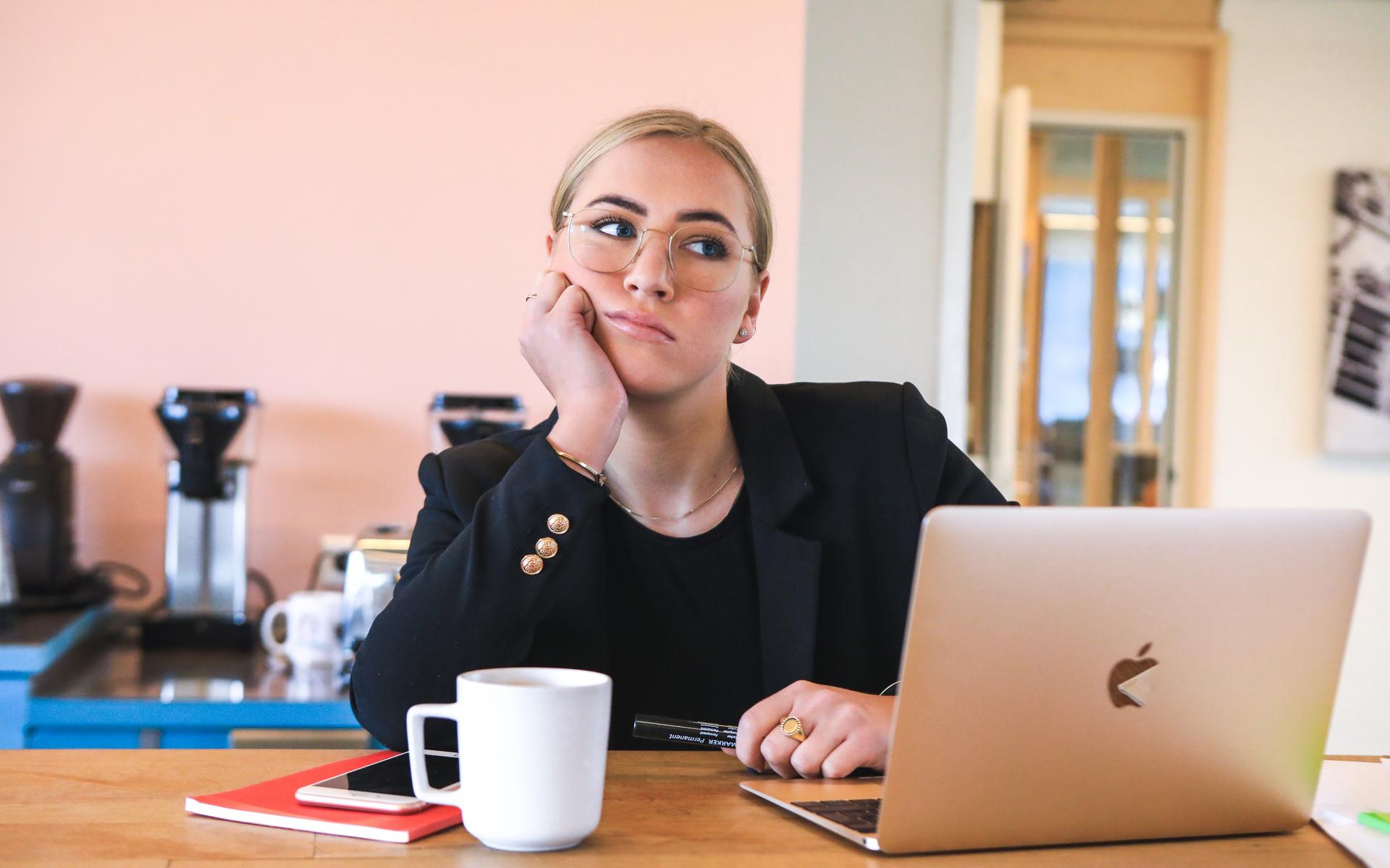 Frau bei der Arbeit