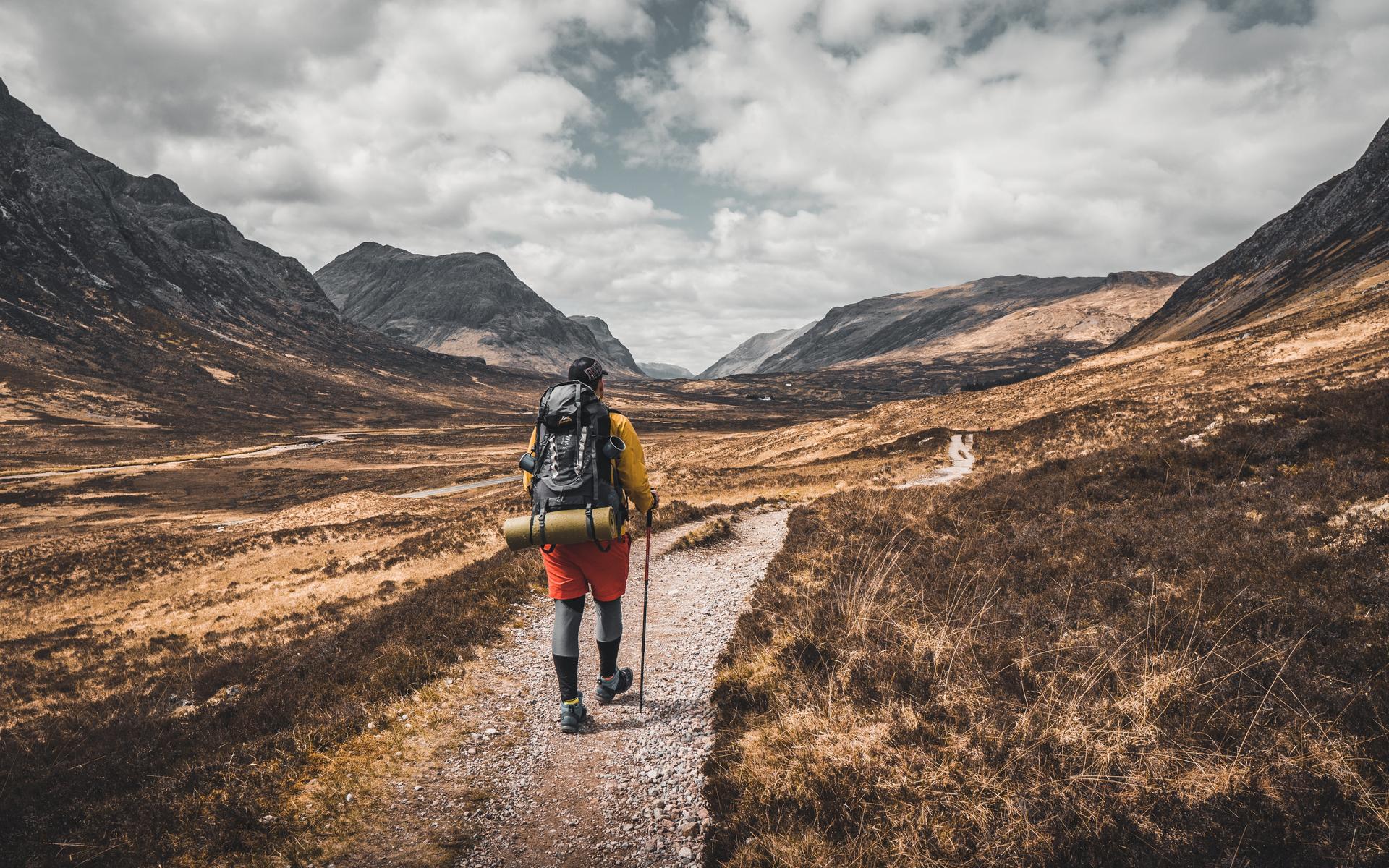 Mann beim Wandern