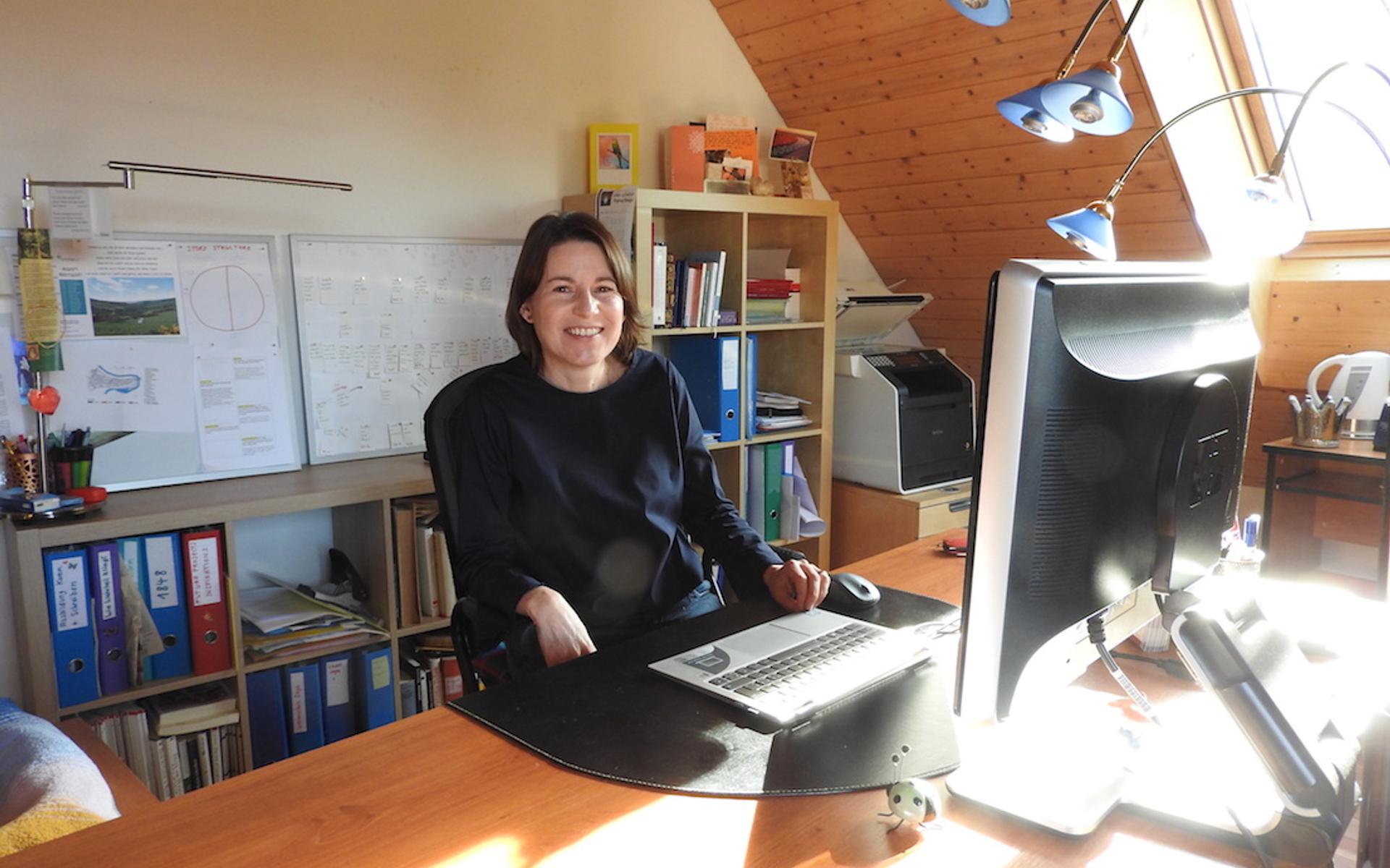 Claudia Dahinden an ihrem Arbeitsplatz