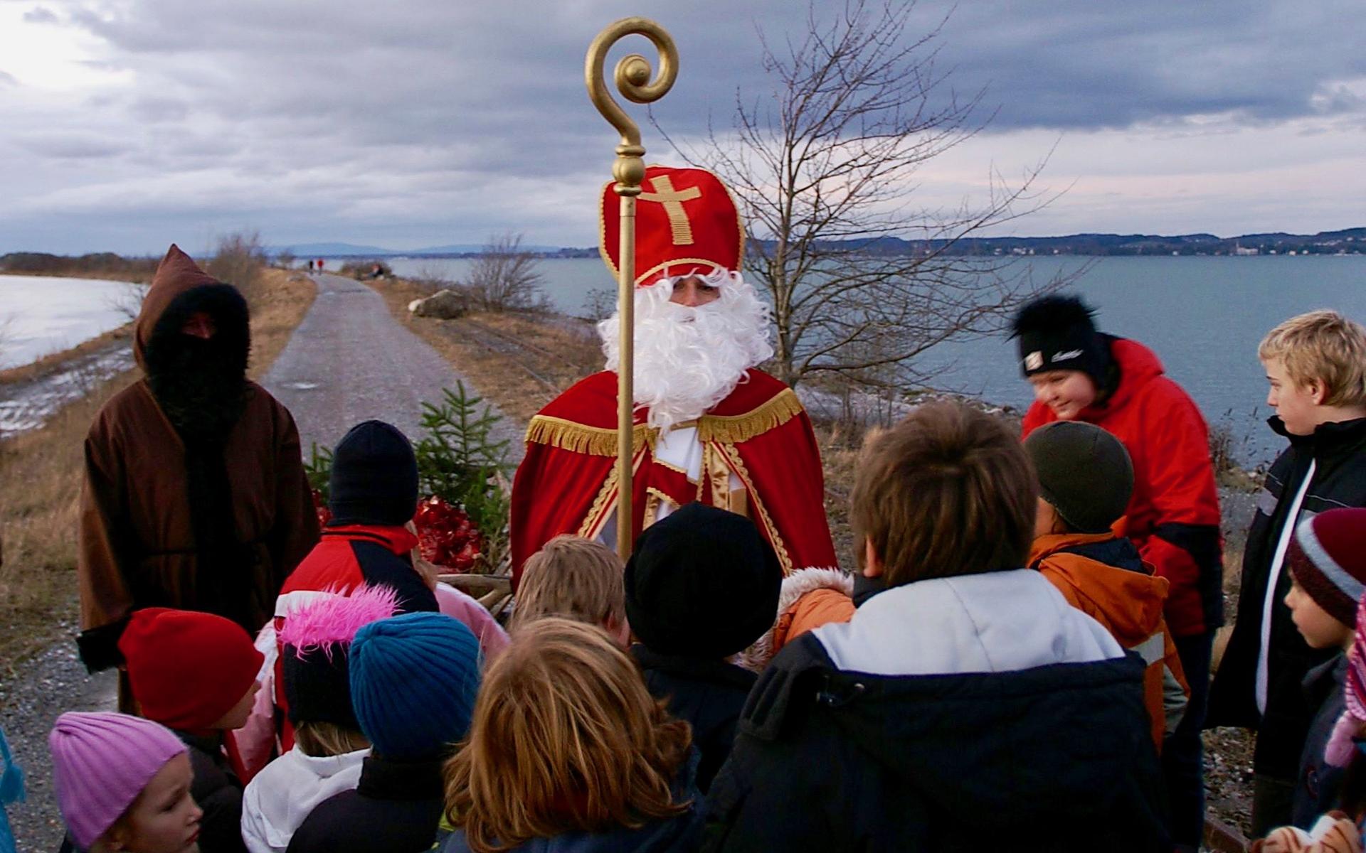 St. Nikolaus mit einigen Kindern