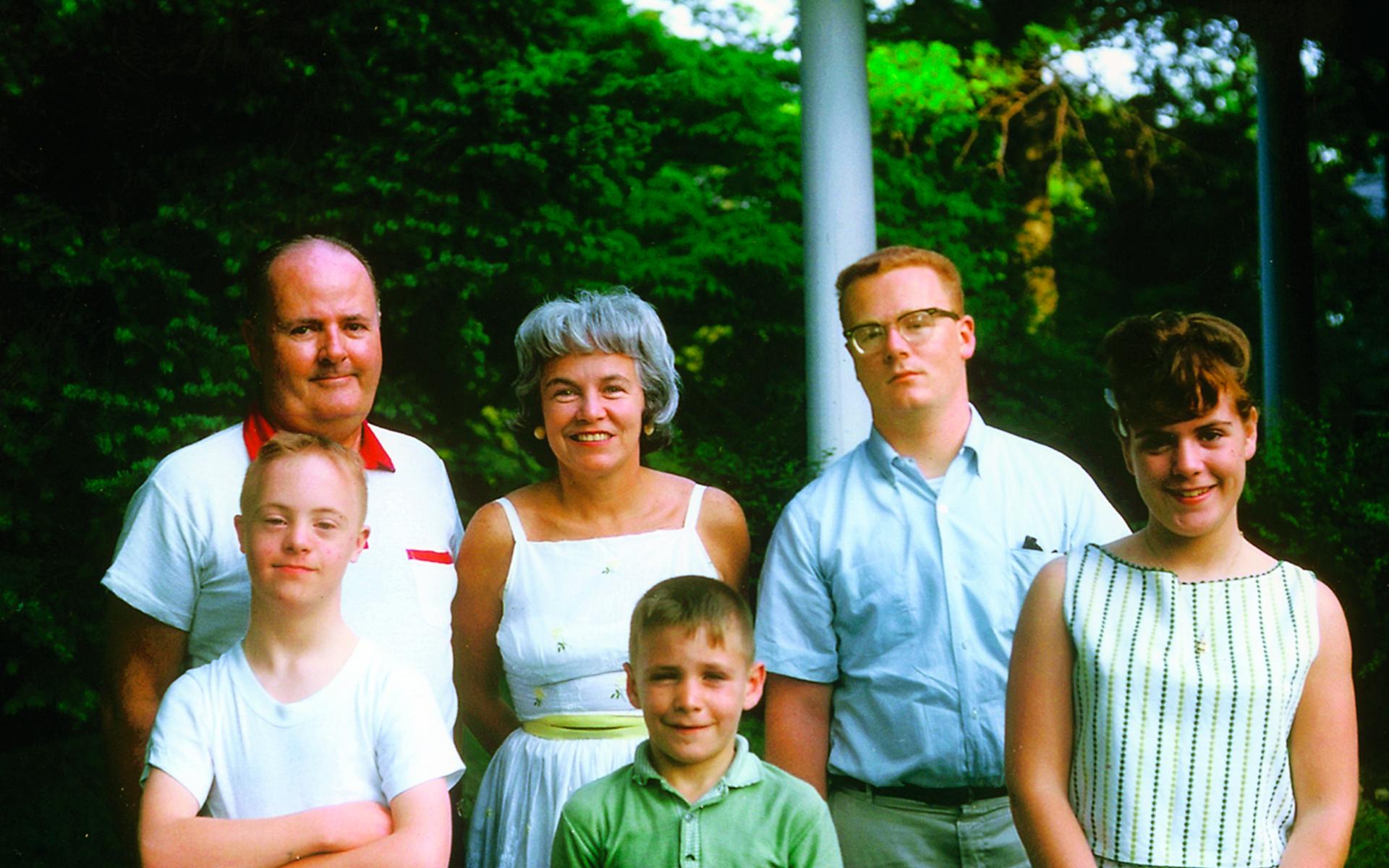 Edward Grinnan, vorne Mitte, auf einem Familienfoto aus den frühen 1960er Jahren.