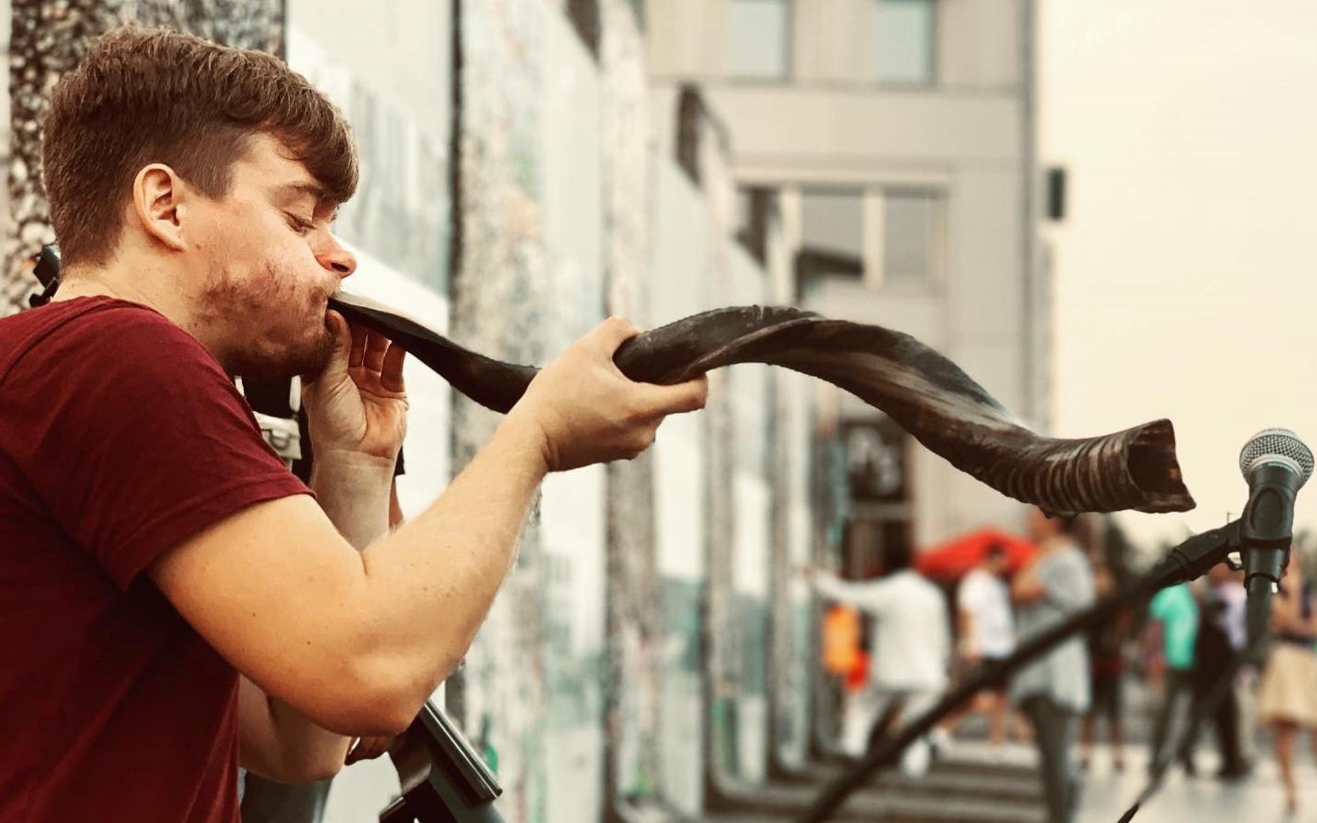 Reihnhardt Buhr spielt auf einem Shofar