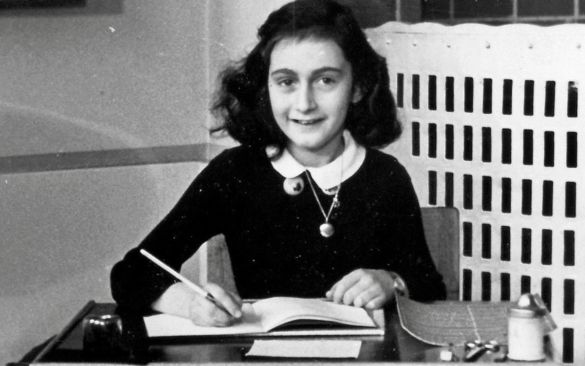 Anne Frank beim Schreiben