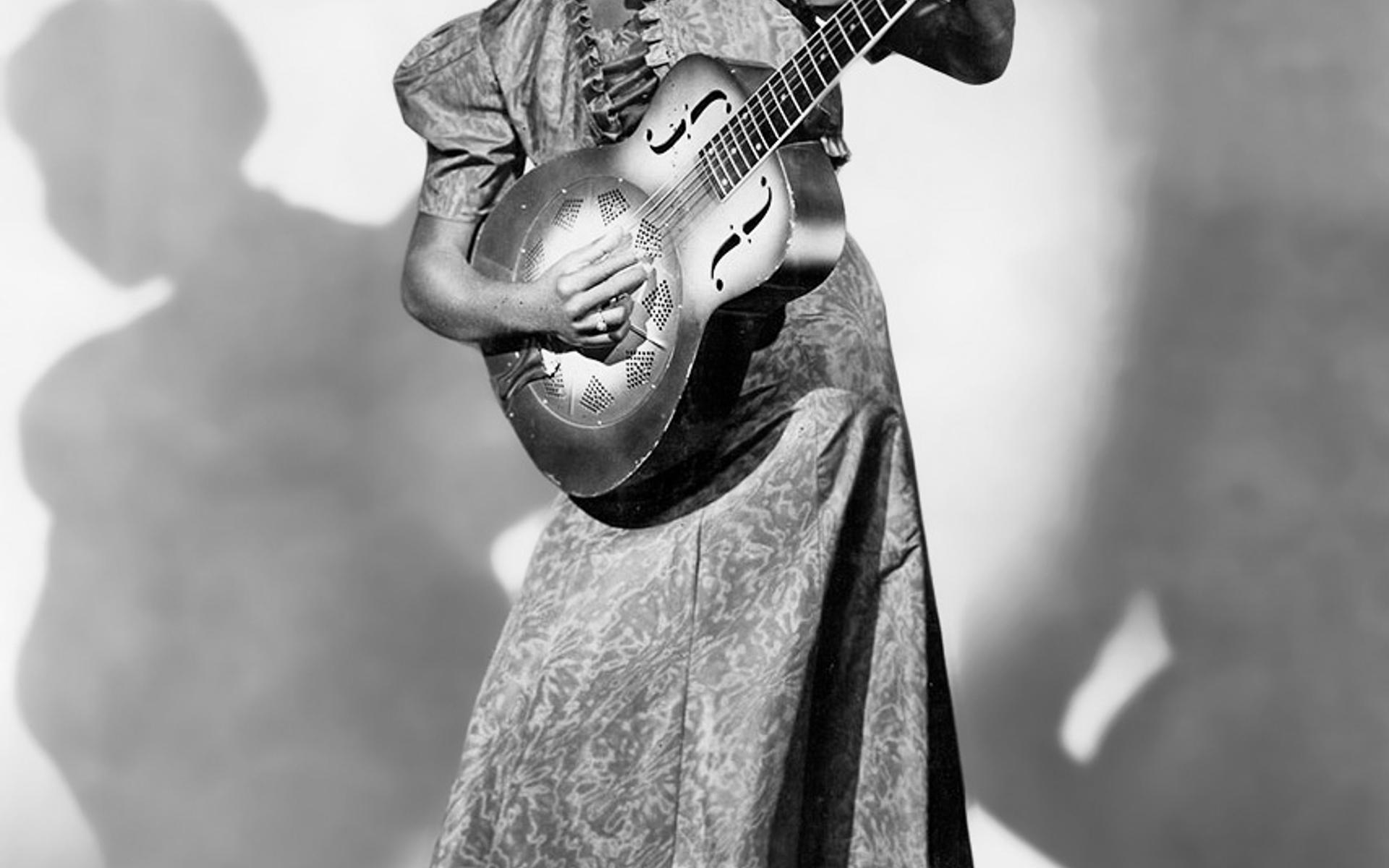 Sister Rosetta Tharpe mit Gitarre