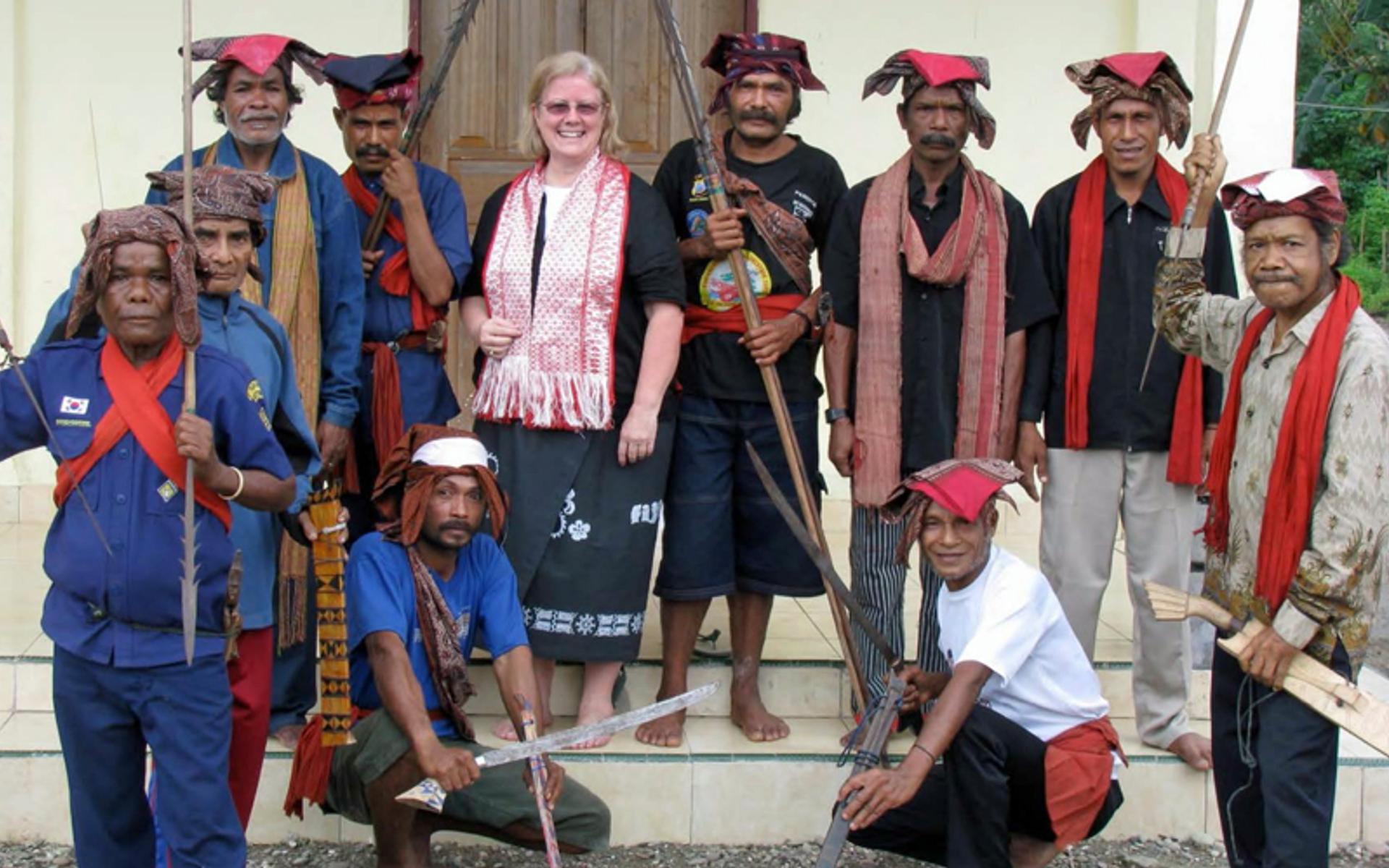 Donna Brown mit indonesischen Stammesältesten 