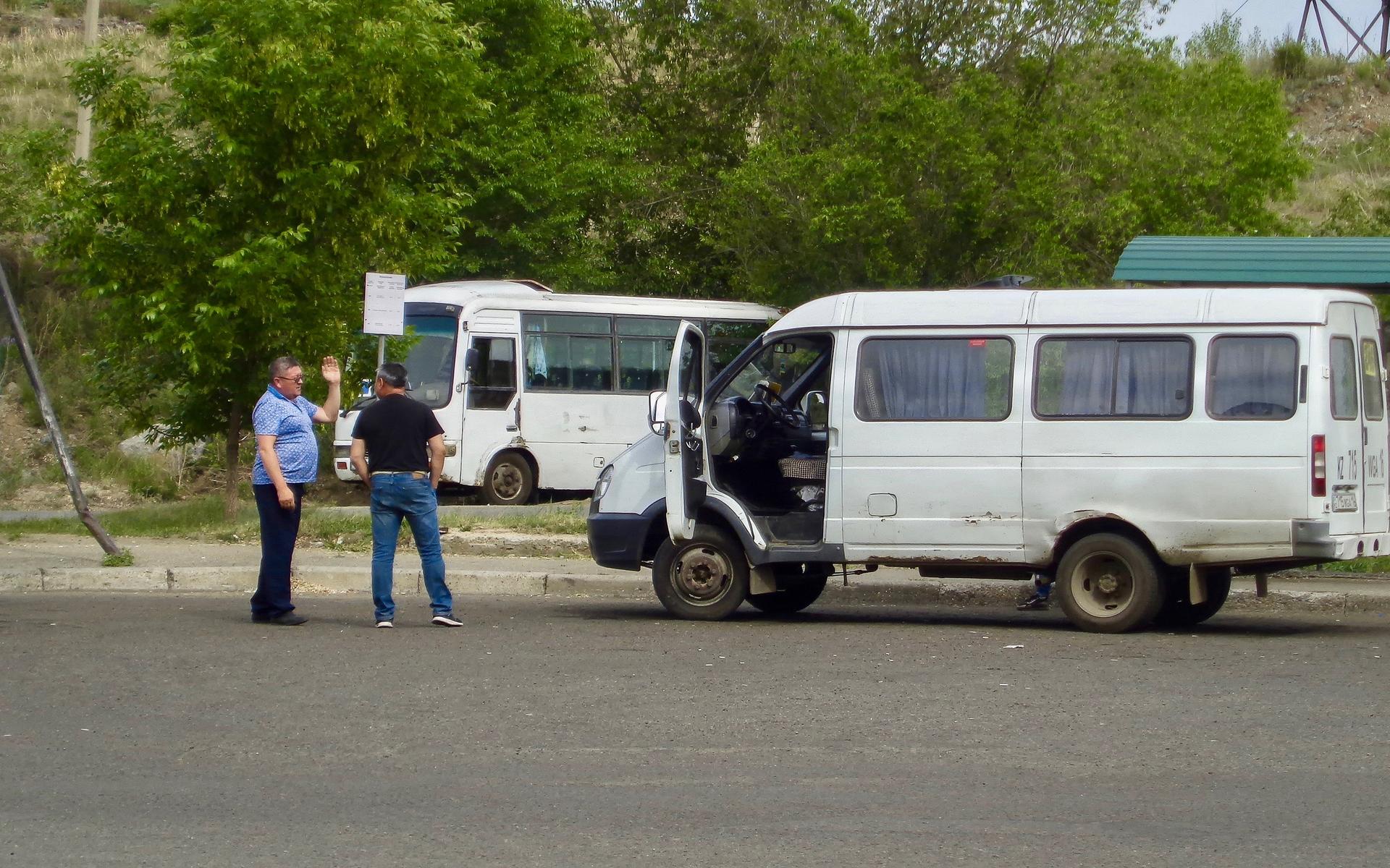 Mann unterhält sich mit einem Busfahrer