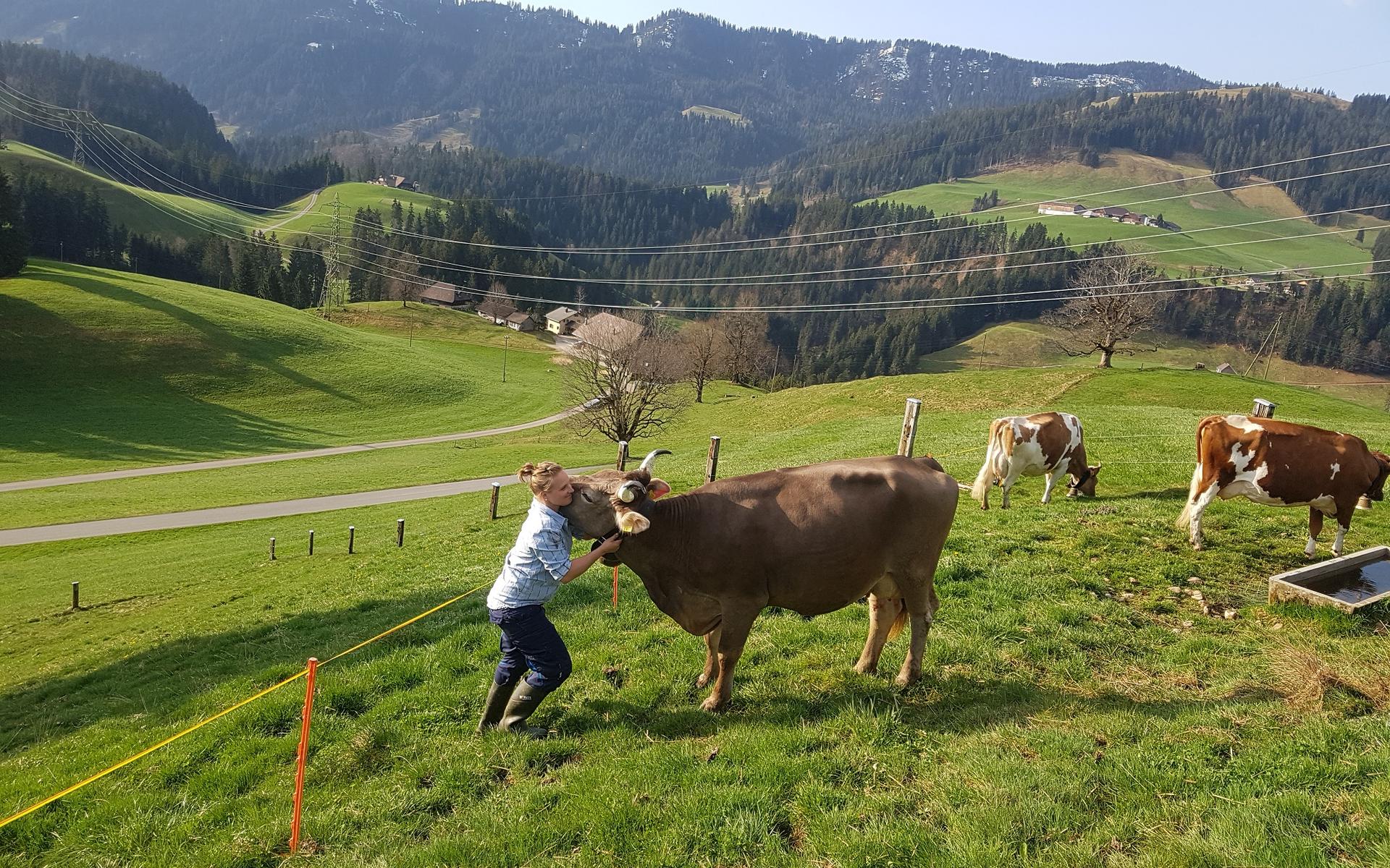 Fabienne Vaterlaus umarmt eine Kuh