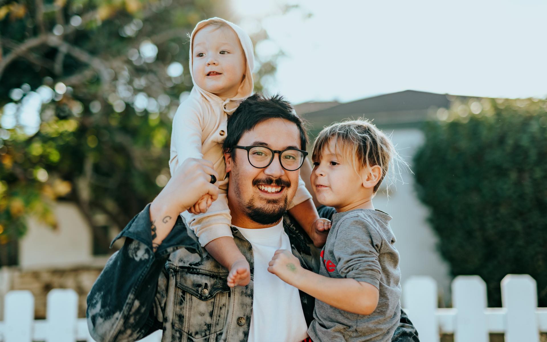 Vater mit zwei Kindern