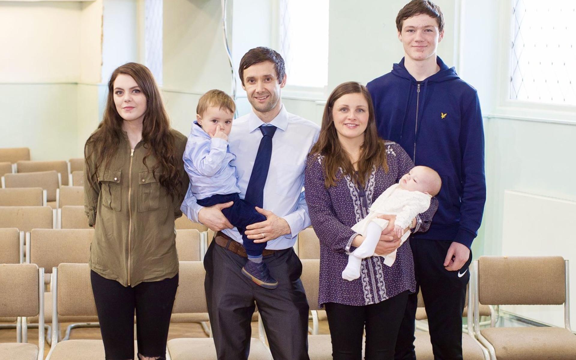 Julie McAddock mit ihrer Familie