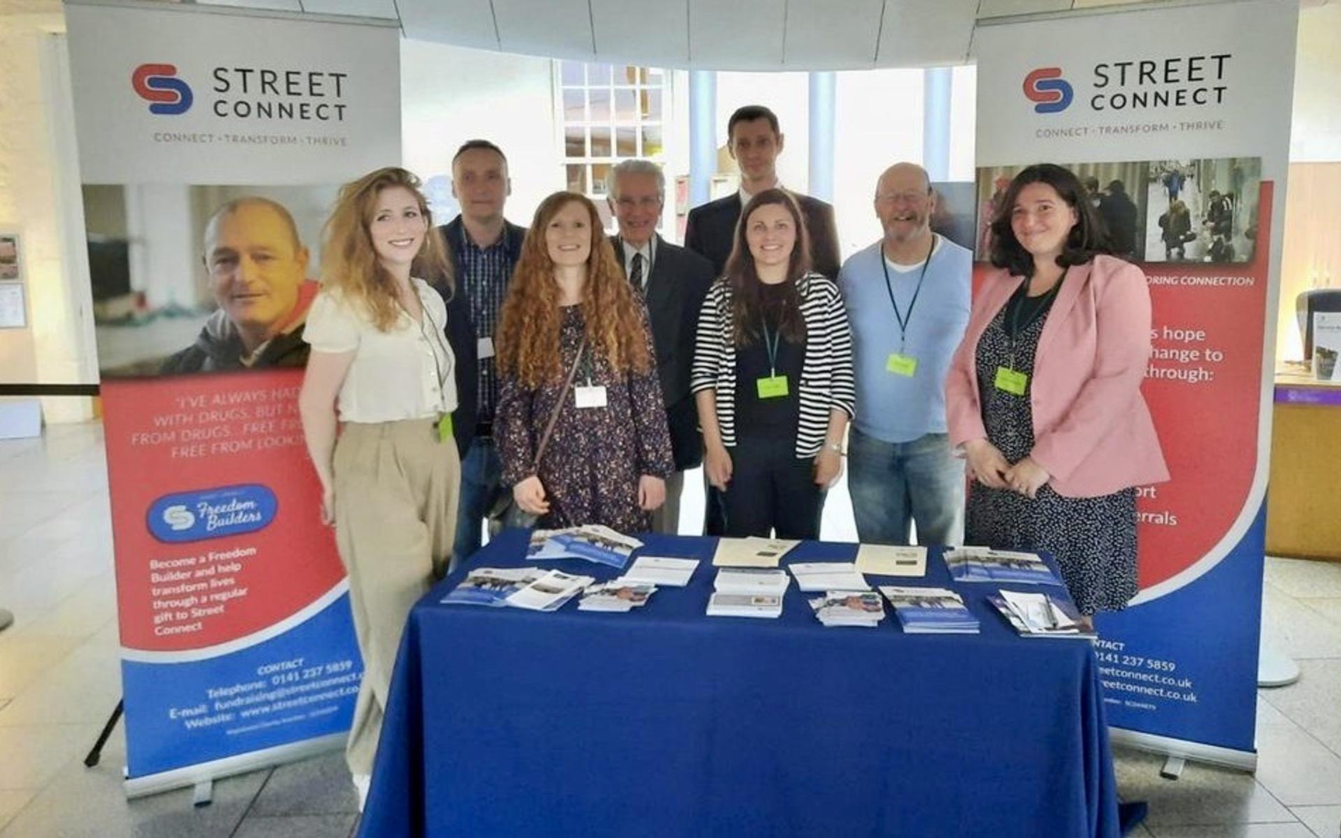Julie McAddock (in der Mitte) mit dem Team von «Street Connect»
