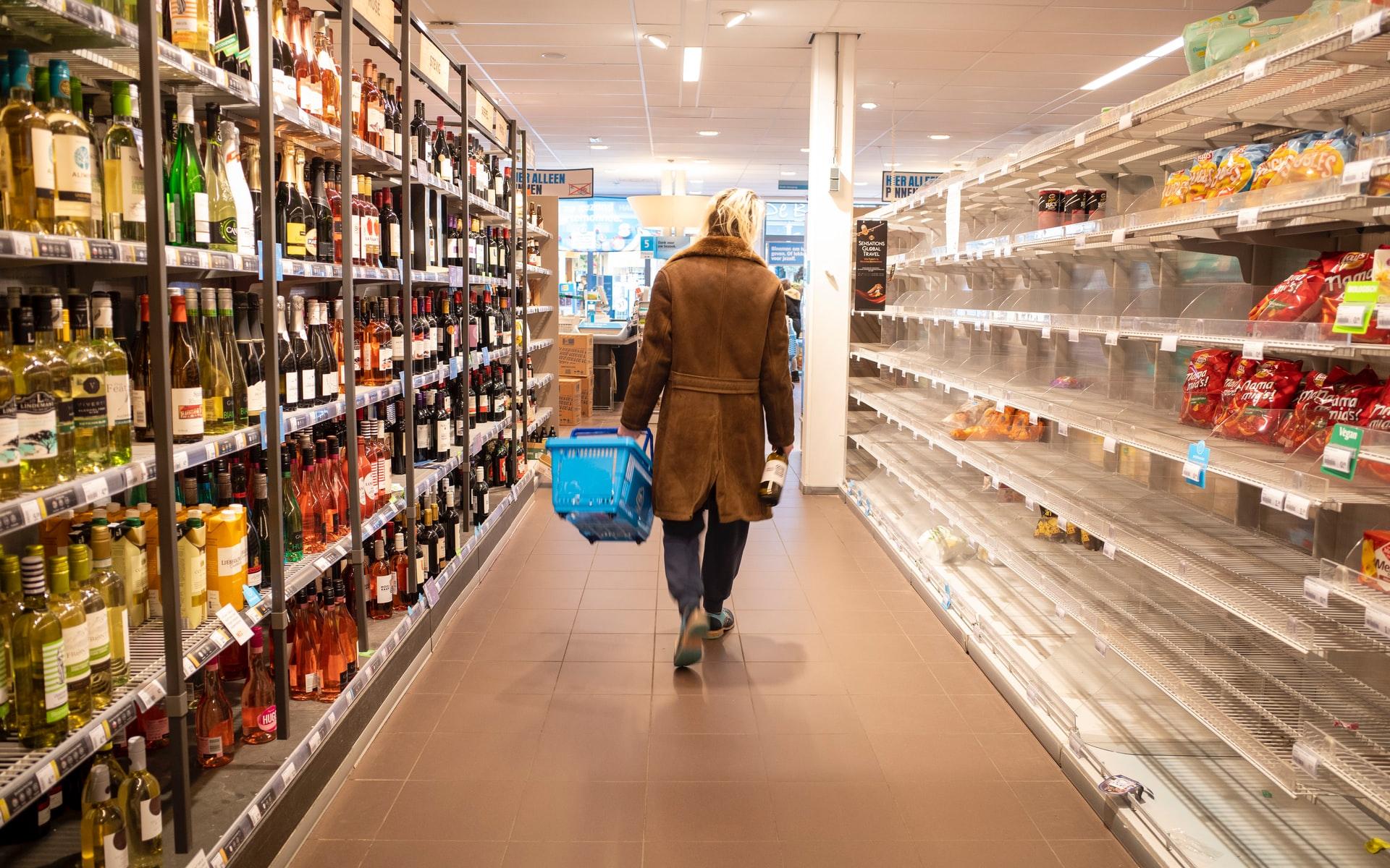 Leere Regale im Supermarkt
