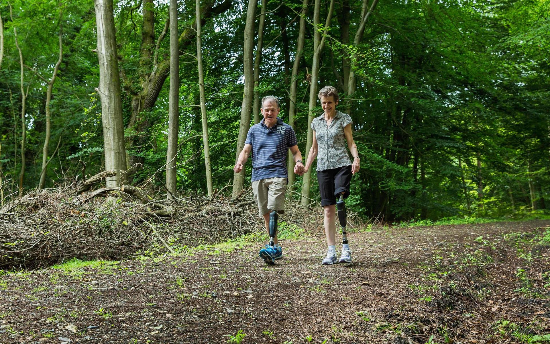 Chris und Denise Arthey spazieren im Wald