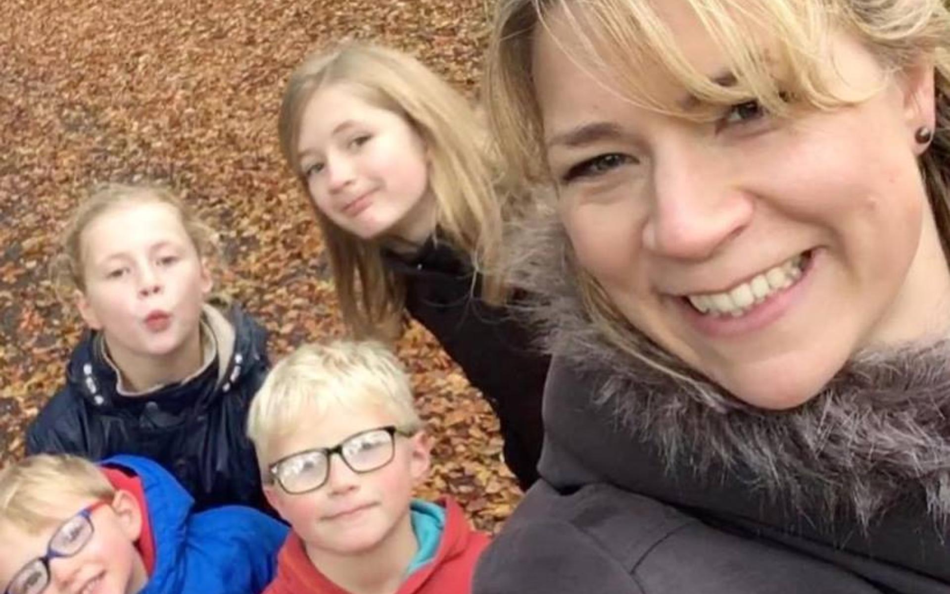 Jo Rowe mit ihren vier Kindern