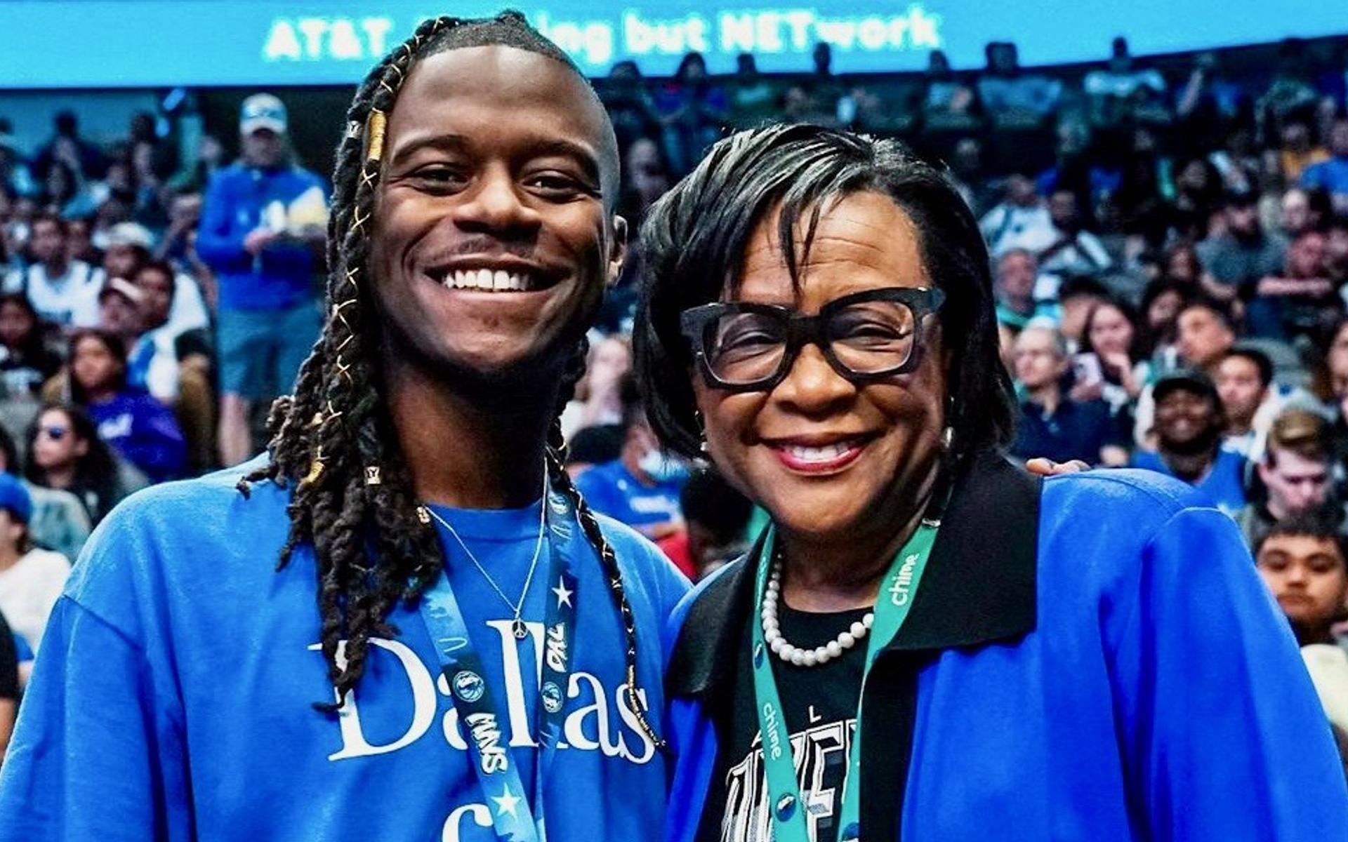 Cynt Marshall (rechts) mit einem Dallas-Spieler
